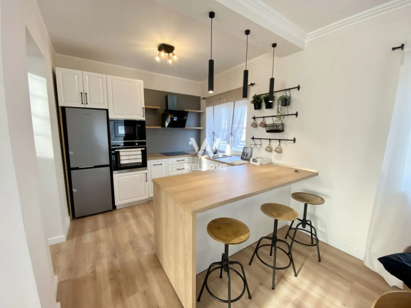 Casa individuala, teren 470 mp - in Talmaciu, Sibiu - Casa individuala 4 camere in zona rezidentiala Verdi Residence, Talmaciu - Sibiu

- Zona in plina dezvoltare, la doar 15 km de Sibiu (10 min cu masina)
- Ansamblu residential exlusiv de case - 54 case
- COMISION 0%
- Suprafata utila: 119 mp
- Suprafata teren: 470 mp, curte libera: 370 mp
- Compartimentare practica: 3 dormitoare, living, bucatarie, 3 bai, spatiu tehnic.
- Terasa acoperita de 20 mp
- Carport 
- La interior casa se preda LA GRI in interior cu peretii semifinisati, pompa de caldura, instalatie de incalzire prin pardoseala, usa de intrare, instalatii electrice si sanitare, racorduri la toate utilitatile. 
- Caile de acces vor fi asfaltate iar strada va fi pavata direct de dezvoltator
*Pozele sunt de prezentare, dar locuinta poate fi amenajata contra-cost

PRET 178.000 euro ( TVA inclus)

* Cele mai noi locuinte le gasesti pe welhome.ro