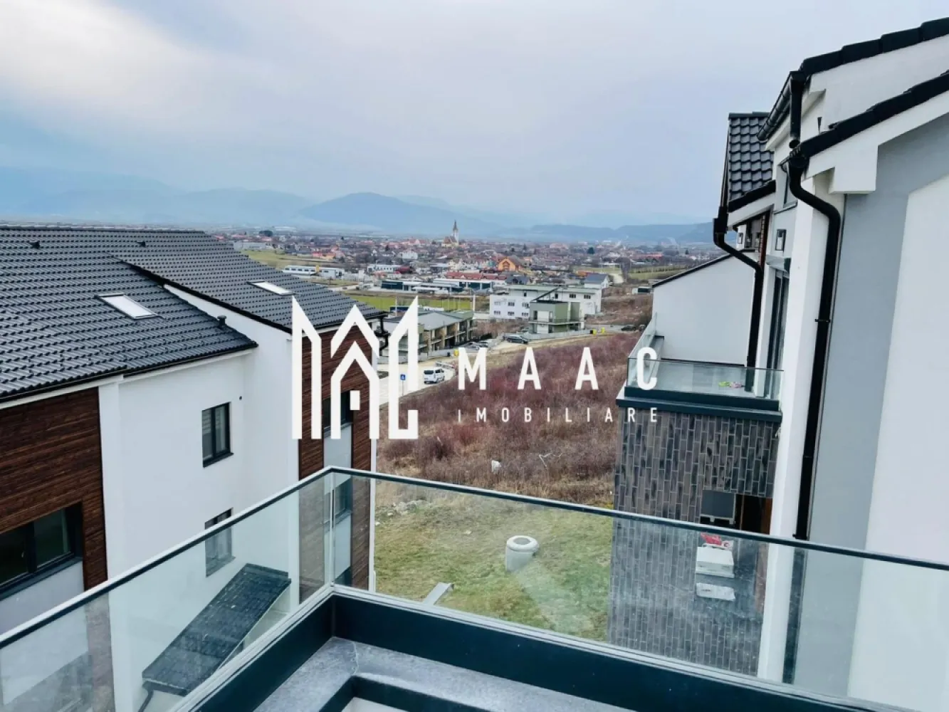 Penthouse 4 Camere I 2 Niveluri I Predare la CHEIE I 103 mp - MAAC Imobiliare vă propune spre vânzare un penthouse modern cu 4 camere, dispus pe două niveluri, situat în Cartierul DaVinci – zona Turnișor, Sibiu, într-un ansamblu rezidențial nou, aerisit, cu spații verzi generoase și acces rapid către oraș.

Această proprietate este ideală pentru cei care caută un apartament de vânzare în Sibiu, în Cartierul DaVinci, spațios, luminos și bine compartimentat, potrivit atât pentru locuință permanentă, cât și pentru investiție imobiliară.

Date tehnice:

Suprafață utilă: 103,55 mp
Logie închisă cu sticlă securizată: 8 mp
Etaj: 2 din 2 (ultimul etaj)
Predare: la cheie
Intabulare la finalizare
Loc de parcare inclus
Preț: 151.000 EUR

Compartimentare:
Living cu înălțime impresionantă de 5,6 m
3 dormitoare spațioase
Bucătărie închisă
2 băi complet finisate
Logie de 8 mp utili, închisă, cu sistem de captare a apelor
Orientare sudică, cu lumină naturală pe tot parcursul zilei
Vedere panoramică spre munți

Dotări și finisaje:
Încălzire în pardoseală pe ambele niveluri
Jaluzele electrice
Izolație cu vată bazaltică pentru eficiență energetică ridicată
Granit pe casa scării
Fațade placate cu larice siberian și piatră naturală
Finisaje de calitate superioară

Facilități ansamblu rezidențial Cartierul DaVinci – Sibiu:
45% din suprafață amenajată ca spații verzi
Locuri de joacă pentru copii
Patru căi de acces către complex
Acces facil către oraș, fără blocaje

Cartierul DaVinci din zona Turnișor este una dintre cele mai apreciate zone rezidențiale noi din Sibiu, datorită arhitecturii moderne, distanței mari dintre clădiri și procentului ridicat de spații verzi.

Acest penthouse de vânzare în Sibiu, Cartierul DaVinci, oferă un echilibru excelent între spațiu, confort și calitatea construcției, fiind ideal pentru familii care își doresc o locuință modernă într-un cadru aerisit, dar aproape de oraș.

Contactează echipa MAAC Imobiliare pentru mai multe informații sau pentru o vizionare si specifica CP2650014.