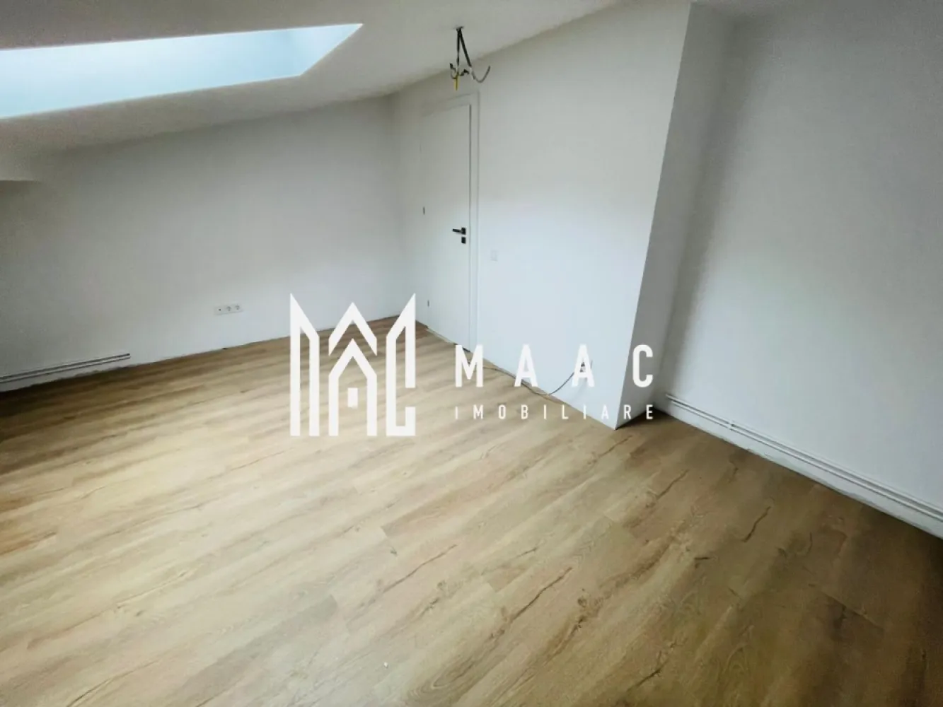 Penthouse 4 Camere I 2 Niveluri I Predare la CHEIE I 103 mp - MAAC Imobiliare vă propune spre vânzare un penthouse modern cu 4 camere, dispus pe două niveluri, situat în Cartierul DaVinci – zona Turnișor, Sibiu, într-un ansamblu rezidențial nou, aerisit, cu spații verzi generoase și acces rapid către oraș.

Această proprietate este ideală pentru cei care caută un apartament de vânzare în Sibiu, în Cartierul DaVinci, spațios, luminos și bine compartimentat, potrivit atât pentru locuință permanentă, cât și pentru investiție imobiliară.

Date tehnice:

Suprafață utilă: 103,55 mp
Logie închisă cu sticlă securizată: 8 mp
Etaj: 2 din 2 (ultimul etaj)
Predare: la cheie
Intabulare la finalizare
Loc de parcare inclus
Preț: 151.000 EUR

Compartimentare:
Living cu înălțime impresionantă de 5,6 m
3 dormitoare spațioase
Bucătărie închisă
2 băi complet finisate
Logie de 8 mp utili, închisă, cu sistem de captare a apelor
Orientare sudică, cu lumină naturală pe tot parcursul zilei
Vedere panoramică spre munți

Dotări și finisaje:
Încălzire în pardoseală pe ambele niveluri
Jaluzele electrice
Izolație cu vată bazaltică pentru eficiență energetică ridicată
Granit pe casa scării
Fațade placate cu larice siberian și piatră naturală
Finisaje de calitate superioară

Facilități ansamblu rezidențial Cartierul DaVinci – Sibiu:
45% din suprafață amenajată ca spații verzi
Locuri de joacă pentru copii
Patru căi de acces către complex
Acces facil către oraș, fără blocaje

Cartierul DaVinci din zona Turnișor este una dintre cele mai apreciate zone rezidențiale noi din Sibiu, datorită arhitecturii moderne, distanței mari dintre clădiri și procentului ridicat de spații verzi.

Acest penthouse de vânzare în Sibiu, Cartierul DaVinci, oferă un echilibru excelent între spațiu, confort și calitatea construcției, fiind ideal pentru familii care își doresc o locuință modernă într-un cadru aerisit, dar aproape de oraș.

Contactează echipa MAAC Imobiliare pentru mai multe informații sau pentru o vizionare si specifica CP2650014.