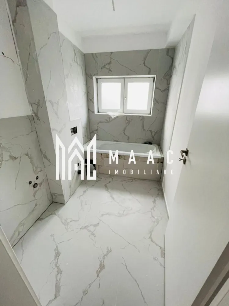 Penthouse 4 Camere I 2 Niveluri I Predare la CHEIE I 103 mp - MAAC Imobiliare vă propune spre vânzare un penthouse modern cu 4 camere, dispus pe două niveluri, situat în Cartierul DaVinci – zona Turnișor, Sibiu, într-un ansamblu rezidențial nou, aerisit, cu spații verzi generoase și acces rapid către oraș.

Această proprietate este ideală pentru cei care caută un apartament de vânzare în Sibiu, în Cartierul DaVinci, spațios, luminos și bine compartimentat, potrivit atât pentru locuință permanentă, cât și pentru investiție imobiliară.

Date tehnice:

Suprafață utilă: 103,55 mp
Logie închisă cu sticlă securizată: 8 mp
Etaj: 2 din 2 (ultimul etaj)
Predare: la cheie
Intabulare la finalizare
Loc de parcare inclus
Preț: 151.000 EUR

Compartimentare:
Living cu înălțime impresionantă de 5,6 m
3 dormitoare spațioase
Bucătărie închisă
2 băi complet finisate
Logie de 8 mp utili, închisă, cu sistem de captare a apelor
Orientare sudică, cu lumină naturală pe tot parcursul zilei
Vedere panoramică spre munți

Dotări și finisaje:
Încălzire în pardoseală pe ambele niveluri
Jaluzele electrice
Izolație cu vată bazaltică pentru eficiență energetică ridicată
Granit pe casa scării
Fațade placate cu larice siberian și piatră naturală
Finisaje de calitate superioară

Facilități ansamblu rezidențial Cartierul DaVinci – Sibiu:
45% din suprafață amenajată ca spații verzi
Locuri de joacă pentru copii
Patru căi de acces către complex
Acces facil către oraș, fără blocaje

Cartierul DaVinci din zona Turnișor este una dintre cele mai apreciate zone rezidențiale noi din Sibiu, datorită arhitecturii moderne, distanței mari dintre clădiri și procentului ridicat de spații verzi.

Acest penthouse de vânzare în Sibiu, Cartierul DaVinci, oferă un echilibru excelent între spațiu, confort și calitatea construcției, fiind ideal pentru familii care își doresc o locuință modernă într-un cadru aerisit, dar aproape de oraș.

Contactează echipa MAAC Imobiliare pentru mai multe informații sau pentru o vizionare si specifica CP2650014.
