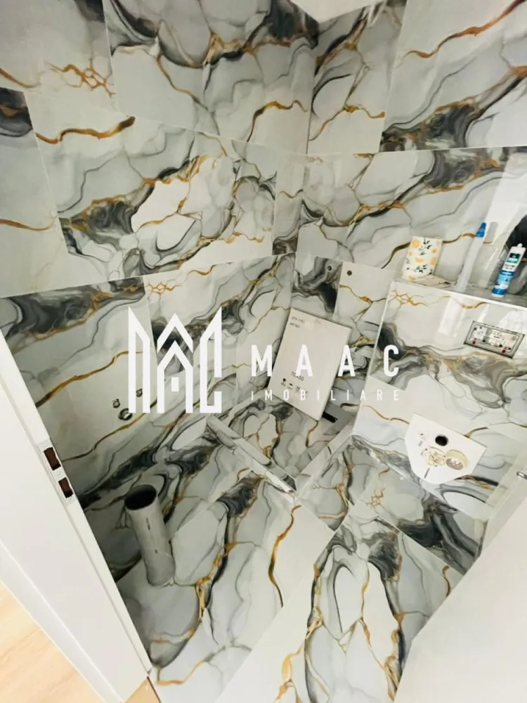 Penthouse 4 Camere I 2 Niveluri I Predare la CHEIE I 103 mp - MAAC Imobiliare vă propune spre vânzare un penthouse modern cu 4 camere, dispus pe două niveluri, situat în Cartierul DaVinci – zona Turnișor, Sibiu, într-un ansamblu rezidențial nou, aerisit, cu spații verzi generoase și acces rapid către oraș.

Această proprietate este ideală pentru cei care caută un apartament de vânzare în Sibiu, în Cartierul DaVinci, spațios, luminos și bine compartimentat, potrivit atât pentru locuință permanentă, cât și pentru investiție imobiliară.

Date tehnice:

Suprafață utilă: 103,55 mp
Logie închisă cu sticlă securizată: 8 mp
Etaj: 2 din 2 (ultimul etaj)
Predare: la cheie
Intabulare la finalizare
Loc de parcare inclus
Preț: 151.000 EUR

Compartimentare:
Living cu înălțime impresionantă de 5,6 m
3 dormitoare spațioase
Bucătărie închisă
2 băi complet finisate
Logie de 8 mp utili, închisă, cu sistem de captare a apelor
Orientare sudică, cu lumină naturală pe tot parcursul zilei
Vedere panoramică spre munți

Dotări și finisaje:
Încălzire în pardoseală pe ambele niveluri
Jaluzele electrice
Izolație cu vată bazaltică pentru eficiență energetică ridicată
Granit pe casa scării
Fațade placate cu larice siberian și piatră naturală
Finisaje de calitate superioară

Facilități ansamblu rezidențial Cartierul DaVinci – Sibiu:
45% din suprafață amenajată ca spații verzi
Locuri de joacă pentru copii
Patru căi de acces către complex
Acces facil către oraș, fără blocaje

Cartierul DaVinci din zona Turnișor este una dintre cele mai apreciate zone rezidențiale noi din Sibiu, datorită arhitecturii moderne, distanței mari dintre clădiri și procentului ridicat de spații verzi.

Acest penthouse de vânzare în Sibiu, Cartierul DaVinci, oferă un echilibru excelent între spațiu, confort și calitatea construcției, fiind ideal pentru familii care își doresc o locuință modernă într-un cadru aerisit, dar aproape de oraș.

Contactează echipa MAAC Imobiliare pentru mai multe informații sau pentru o vizionare si specifica CP2650014.