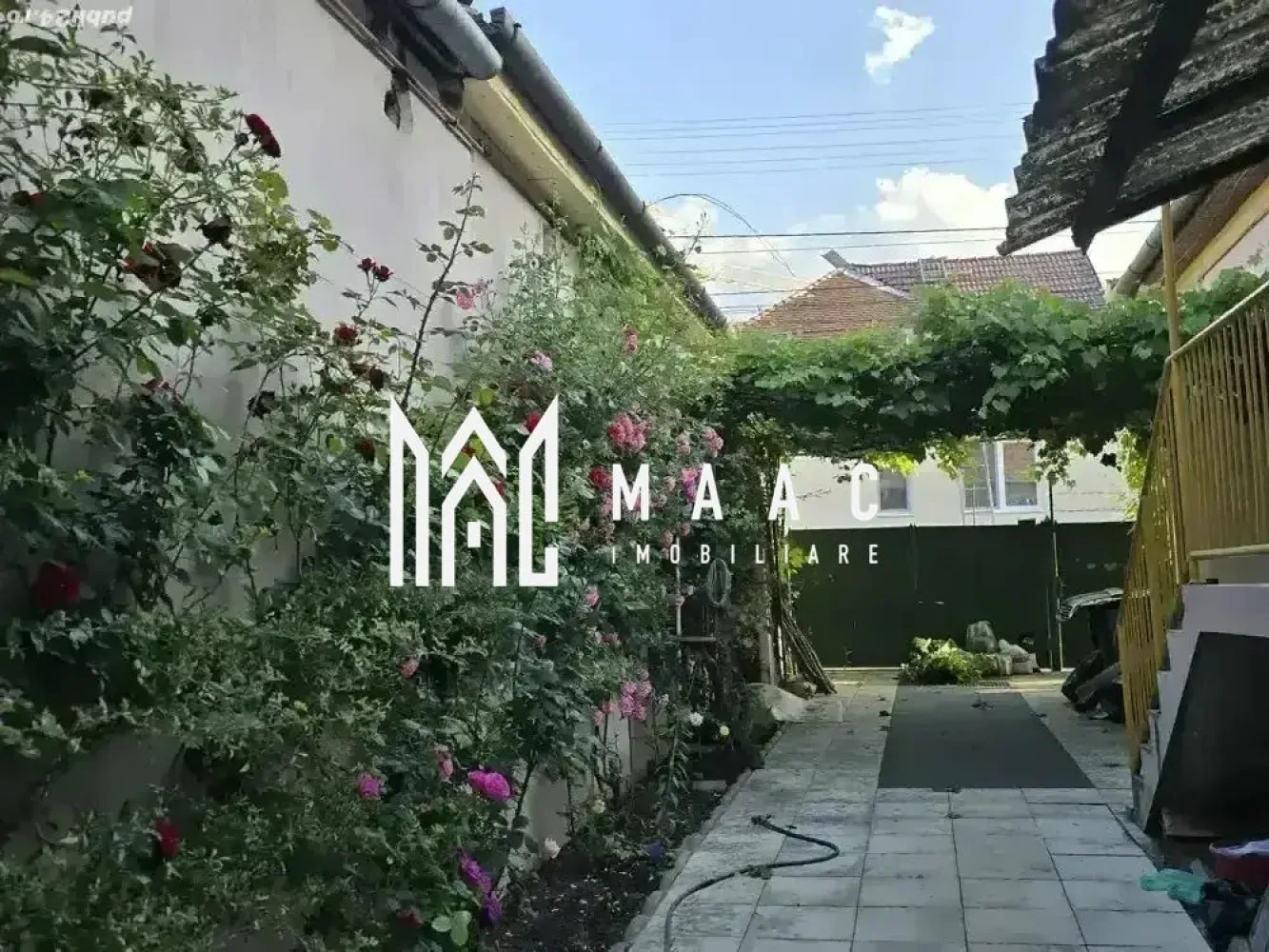 Casa individuala | Acces Auto | Teren 460MP | C. Dumbravii - MAAC Imobiliare va prezinta o Casă individuală cu potențial in Zona Calea Dumbrăvii.

Caracteristici:
Tip proprietate: Casă individuală, construcție din cărămidă cu fundație solidă, consolidată cu subzidire
Suprafață utilă: 228 mp
Teren: 460 mp
Compartimentare actuală: Demisol, Parter, Pod înalt
Deschidere la stradă: 10 m
Orientare: Soare pe tot parcursul zilei (răsărit – apus)

Locație:
Situată în zona Calea Dumbrăvii, una dintre cele mai căutate zone rezidențiale din Sibiu

Configurație flexibilă – 2 opțiuni de utilizare
Pentru familie extinsă - posibilitate de împărțire la parter în 2 apartamente distincte, fiecare cu 2 camere, baie proprie, intrare separată
Demisol cu 2 camere, baie comună, bucătărie, atelier, pivnițe și 2 intrări separate

Pentru investitori / dezvoltatori:
Posibilitate extindere construcție existentă cu 2 etaje suplimentare sau etaj + mansardă
Posibilitate de nouă construcție pe terenul disponibil:
amprentă 90 mp
demisol + 2 etaje

Compartimentare actuală:
Demisol - Hol, bucătărie, 2 camere, baie cu cadă, atelier. pivnițe cu acces separat

Parter - Hol, 4 camere. 2 băi cu cabină de duș, două intrări (față și lateral) – ideal pentru separare în apartamente

Pod - Înalt, complet separat de podul vecinului cu zid de cărămidă

Dotări și finisaje:
Încălzire centrală pe gaz, calorifere din fontă și oțel
Curte pavată cu plăci de granit (2023)
Grădină amenajată (~300 mp) cu:
Filigorie, grătar, gazon
Zmeură, mure, căpșuni, păr
Viță de vie pe boltă (200-250 litri vin/an)
Trandafiri cățărători și de Damasc

Pentru mai multe informatii, va rog sa ne contactati si sa specificati ID: CP2649238