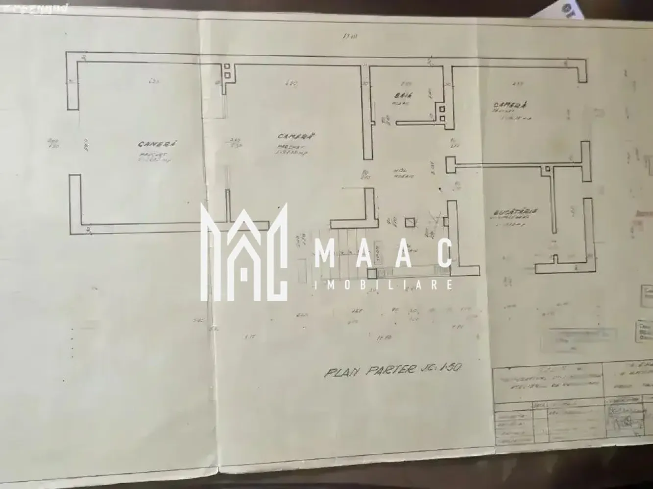 Casa individuala | Acces Auto | Teren 460MP | C. Dumbravii - MAAC Imobiliare va prezinta o Casă individuală cu potențial in Zona Calea Dumbrăvii.

Caracteristici:
Tip proprietate: Casă individuală, construcție din cărămidă cu fundație solidă, consolidată cu subzidire
Suprafață utilă: 228 mp
Teren: 460 mp
Compartimentare actuală: Demisol, Parter, Pod înalt
Deschidere la stradă: 10 m
Orientare: Soare pe tot parcursul zilei (răsărit – apus)

Locație:
Situată în zona Calea Dumbrăvii, una dintre cele mai căutate zone rezidențiale din Sibiu

Configurație flexibilă – 2 opțiuni de utilizare
Pentru familie extinsă - posibilitate de împărțire la parter în 2 apartamente distincte, fiecare cu 2 camere, baie proprie, intrare separată
Demisol cu 2 camere, baie comună, bucătărie, atelier, pivnițe și 2 intrări separate

Pentru investitori / dezvoltatori:
Posibilitate extindere construcție existentă cu 2 etaje suplimentare sau etaj + mansardă
Posibilitate de nouă construcție pe terenul disponibil:
amprentă 90 mp
demisol + 2 etaje

Compartimentare actuală:
Demisol - Hol, bucătărie, 2 camere, baie cu cadă, atelier. pivnițe cu acces separat

Parter - Hol, 4 camere. 2 băi cu cabină de duș, două intrări (față și lateral) – ideal pentru separare în apartamente

Pod - Înalt, complet separat de podul vecinului cu zid de cărămidă

Dotări și finisaje:
Încălzire centrală pe gaz, calorifere din fontă și oțel
Curte pavată cu plăci de granit (2023)
Grădină amenajată (~300 mp) cu:
Filigorie, grătar, gazon
Zmeură, mure, căpșuni, păr
Viță de vie pe boltă (200-250 litri vin/an)
Trandafiri cățărători și de Damasc

Pentru mai multe informatii, va rog sa ne contactati si sa specificati ID: CP2649238