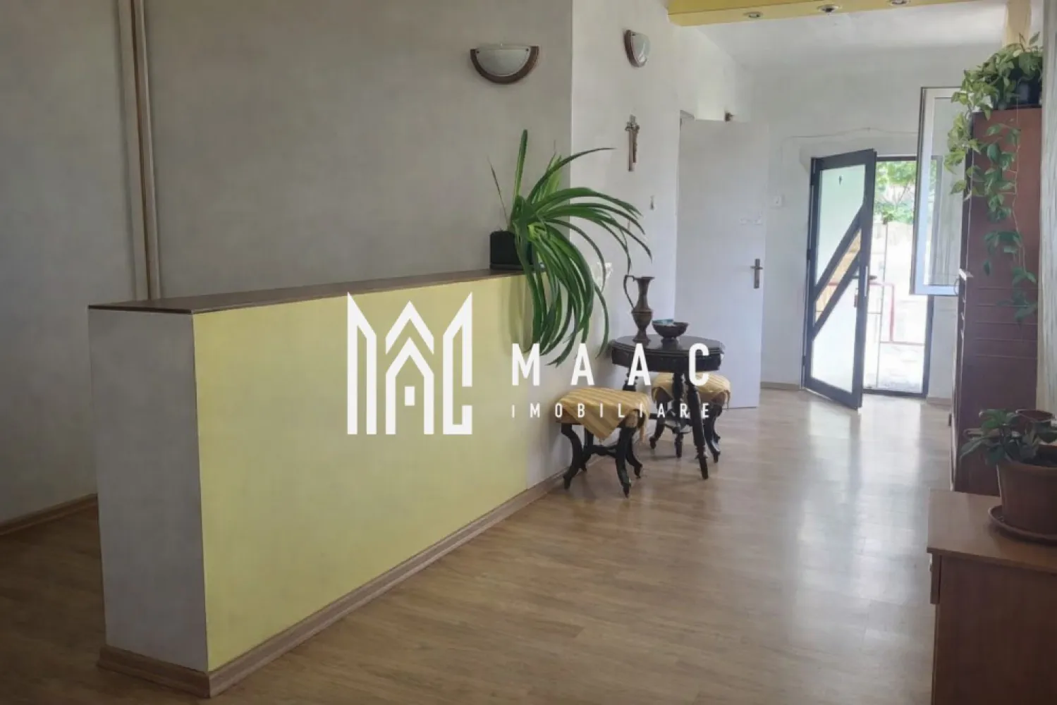 Casa Individuala I 4 Camere I Acces auto I Curte I Terezian - MAAC Imobiliare vă propune spre vânzare o casă individuală cu compartimentare practică, amplasată pe un teren generos de 450 mp, ideală pentru o familie care își dorește confort, intimitate și o curte proprie bine dimensionată.

Imobilul are o suprafață utilă de 112 mp și beneficiază de o deschidere la stradă de 15 ml, oferind acces facil și multiple posibilități de amenajare. Compartimentarea este eficient organizată pentru uz rezidențial permanent, cu spații bine proporționate.

Compartimentare:
-4 camere
-2 băi
-bucătărie
-holuri generoase
-pivniță

Proprietatea dispune de acces auto în curte, existând posibilitatea amenajării unui loc de parcare sau a unui garaj. Curtea liberă permite amenajarea unei grădini, a unei zone de relaxare sau a unui spațiu de joacă, în funcție de preferințele viitorilor proprietari.

Casa este racordată la toate utilitățile:
-apă
-gaz
-canalizare
-electricitate

Disponibilitatea este imediată, ceea ce permite mutarea fără perioade de așteptare. Amplasarea într-o zonă liniștită, cu acces rapid către punctele de interes din oraș, transformă această proprietate într-o opțiune potrivită atât pentru locuire, cât și pentru investiție imobiliară.

Pentru informații suplimentare sau programarea unei vizionări vă rugăm să menționați la telefon numărul CP2643500.
