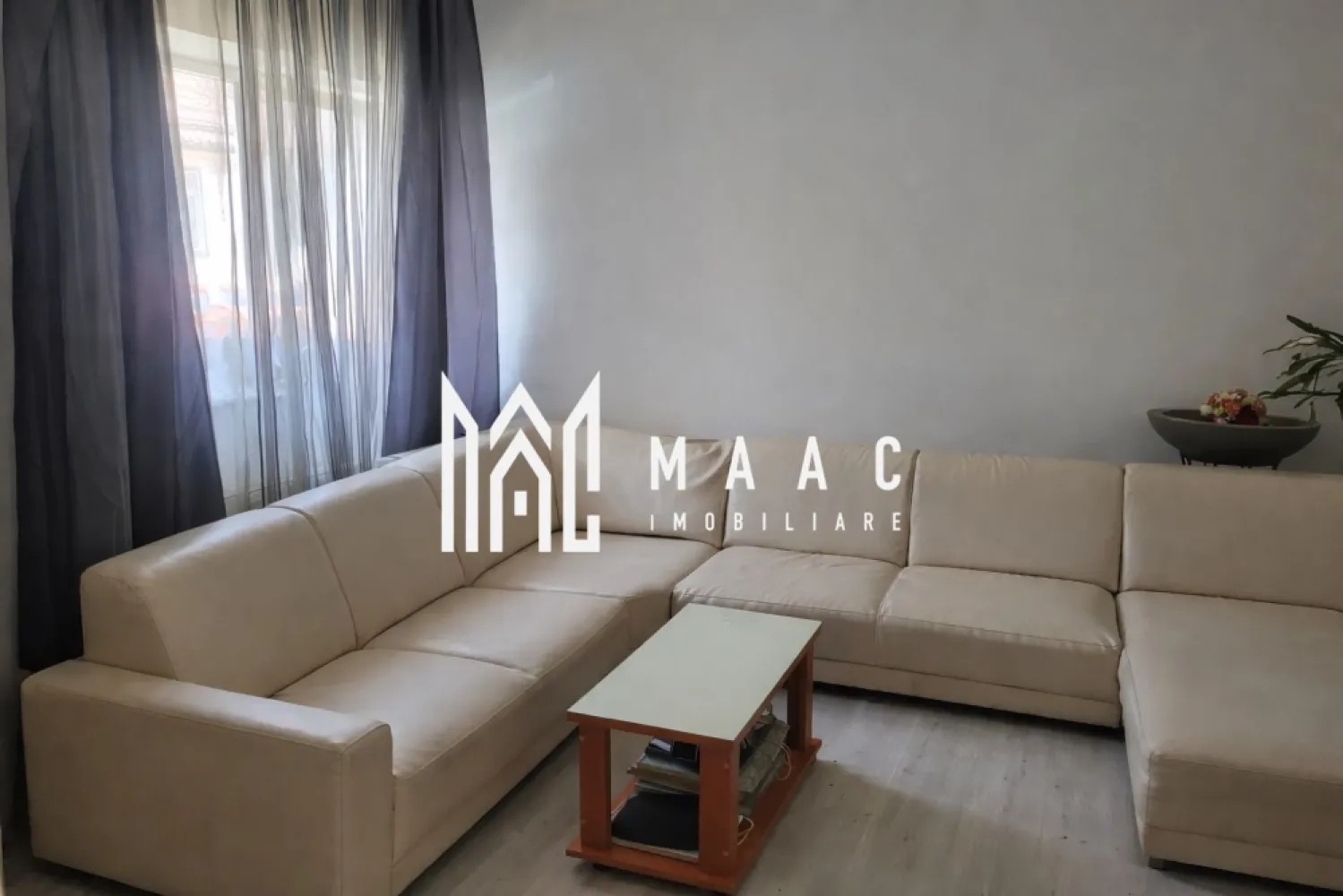 Casa Individuala I 4 Camere I Acces auto I Curte I Terezian - MAAC Imobiliare vă propune spre vânzare o casă individuală cu compartimentare practică, amplasată pe un teren generos de 450 mp, ideală pentru o familie care își dorește confort, intimitate și o curte proprie bine dimensionată.

Imobilul are o suprafață utilă de 112 mp și beneficiază de o deschidere la stradă de 15 ml, oferind acces facil și multiple posibilități de amenajare. Compartimentarea este eficient organizată pentru uz rezidențial permanent, cu spații bine proporționate.

Compartimentare:
-4 camere
-2 băi
-bucătărie
-holuri generoase
-pivniță

Proprietatea dispune de acces auto în curte, existând posibilitatea amenajării unui loc de parcare sau a unui garaj. Curtea liberă permite amenajarea unei grădini, a unei zone de relaxare sau a unui spațiu de joacă, în funcție de preferințele viitorilor proprietari.

Casa este racordată la toate utilitățile:
-apă
-gaz
-canalizare
-electricitate

Disponibilitatea este imediată, ceea ce permite mutarea fără perioade de așteptare. Amplasarea într-o zonă liniștită, cu acces rapid către punctele de interes din oraș, transformă această proprietate într-o opțiune potrivită atât pentru locuire, cât și pentru investiție imobiliară.

Pentru informații suplimentare sau programarea unei vizionări vă rugăm să menționați la telefon numărul CP2643500.