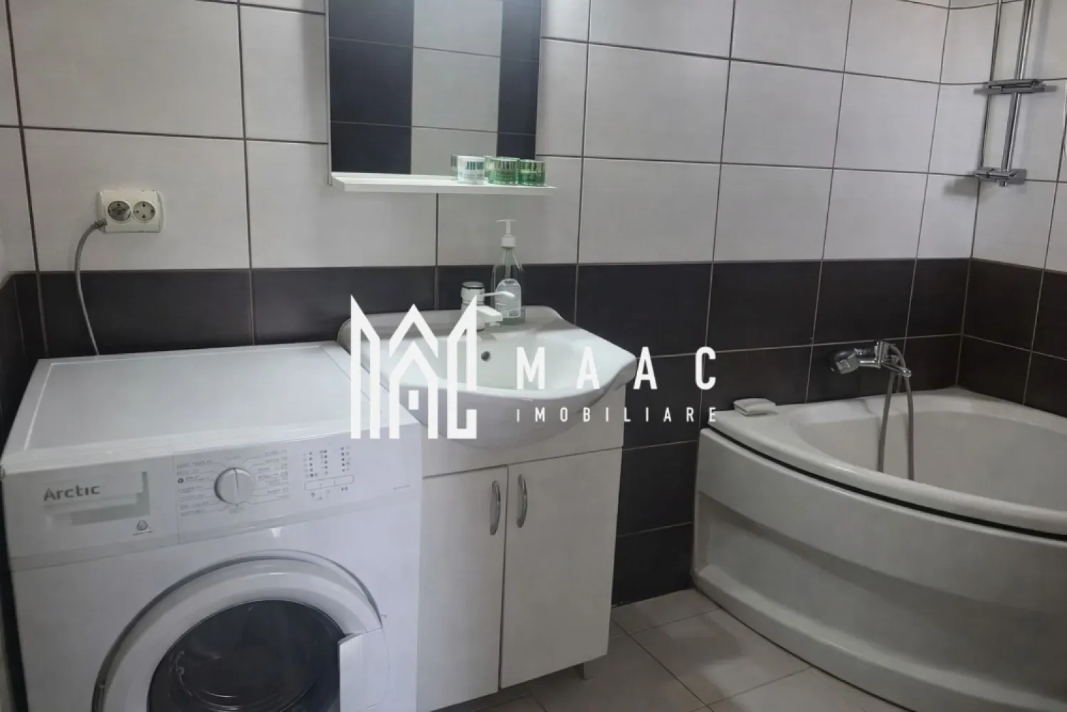 Casa Individuala I 4 Camere I Acces auto I Curte I Terezian - MAAC Imobiliare vă propune spre vânzare o casă individuală cu compartimentare practică, amplasată pe un teren generos de 450 mp, ideală pentru o familie care își dorește confort, intimitate și o curte proprie bine dimensionată.

Imobilul are o suprafață utilă de 112 mp și beneficiază de o deschidere la stradă de 15 ml, oferind acces facil și multiple posibilități de amenajare. Compartimentarea este eficient organizată pentru uz rezidențial permanent, cu spații bine proporționate.

Compartimentare:
-4 camere
-2 băi
-bucătărie
-holuri generoase
-pivniță

Proprietatea dispune de acces auto în curte, existând posibilitatea amenajării unui loc de parcare sau a unui garaj. Curtea liberă permite amenajarea unei grădini, a unei zone de relaxare sau a unui spațiu de joacă, în funcție de preferințele viitorilor proprietari.

Casa este racordată la toate utilitățile:
-apă
-gaz
-canalizare
-electricitate

Disponibilitatea este imediată, ceea ce permite mutarea fără perioade de așteptare. Amplasarea într-o zonă liniștită, cu acces rapid către punctele de interes din oraș, transformă această proprietate într-o opțiune potrivită atât pentru locuire, cât și pentru investiție imobiliară.

Pentru informații suplimentare sau programarea unei vizionări vă rugăm să menționați la telefon numărul CP2643500.