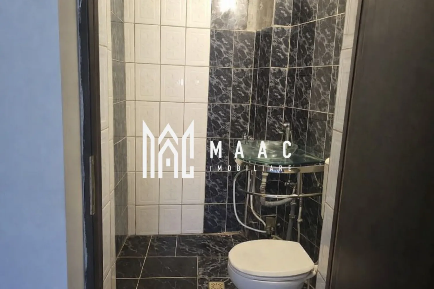 Casa Individuala I 4 Camere I Acces auto I Curte I Terezian - MAAC Imobiliare vă propune spre vânzare o casă individuală cu compartimentare practică, amplasată pe un teren generos de 450 mp, ideală pentru o familie care își dorește confort, intimitate și o curte proprie bine dimensionată.

Imobilul are o suprafață utilă de 112 mp și beneficiază de o deschidere la stradă de 15 ml, oferind acces facil și multiple posibilități de amenajare. Compartimentarea este eficient organizată pentru uz rezidențial permanent, cu spații bine proporționate.

Compartimentare:
-4 camere
-2 băi
-bucătărie
-holuri generoase
-pivniță

Proprietatea dispune de acces auto în curte, existând posibilitatea amenajării unui loc de parcare sau a unui garaj. Curtea liberă permite amenajarea unei grădini, a unei zone de relaxare sau a unui spațiu de joacă, în funcție de preferințele viitorilor proprietari.

Casa este racordată la toate utilitățile:
-apă
-gaz
-canalizare
-electricitate

Disponibilitatea este imediată, ceea ce permite mutarea fără perioade de așteptare. Amplasarea într-o zonă liniștită, cu acces rapid către punctele de interes din oraș, transformă această proprietate într-o opțiune potrivită atât pentru locuire, cât și pentru investiție imobiliară.

Pentru informații suplimentare sau programarea unei vizionări vă rugăm să menționați la telefon numărul CP2643500.