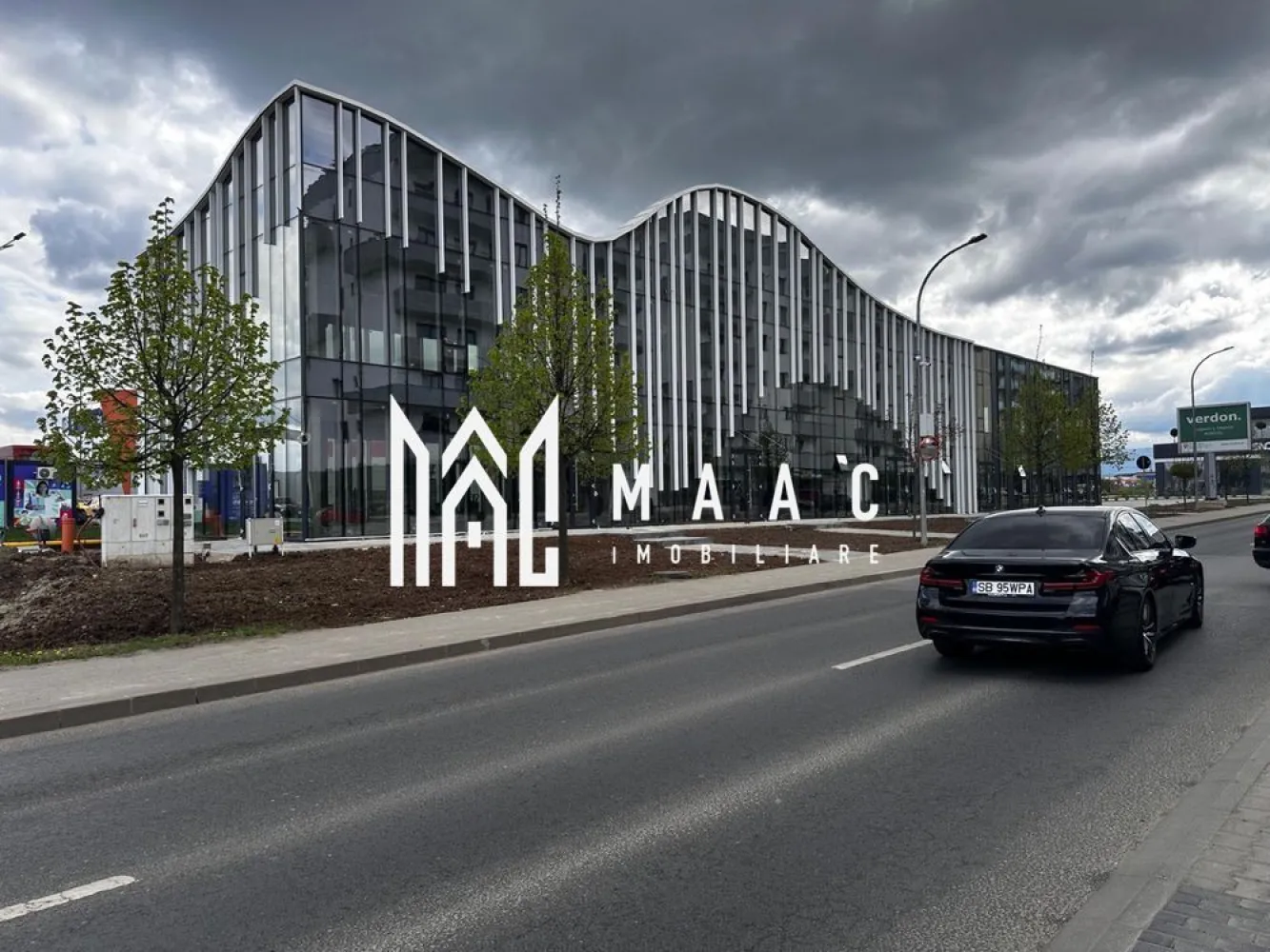 Spațiu de BIROURI I 400 MP I Shopping City Sibiu - MAAC Imobiliare vă propune spre închiriere un spațiu de tip birouri / showroom, cu o suprafață generoasă de 400 mp, situat într-o clădire nouă, ultramodernă, în imediata vecinătate a Shopping City Sibiu. Localizare premium – zonă cu trafic intens, vizibilitate excelentă și acces facil Vizibilitate maximă, design modern – Spațiu de birouri / showroom Clădire nouă – design contemporan, fațadă cortină pe două laturi pentru lumină naturală abundentă Suprafață utilă: 400 mp Înălțime liberă: 3,5 metri Parcare disponibilă Acest spațiu este ideal pentru activități de tip birouri, showroom sau sediu de firmă, oferind un cadru modern și eficient pentru desfășurarea activității. Pentru mai multe informații și programarea unei vizionări, vă rugăm să menționați ID anunț:CP2614543 }}