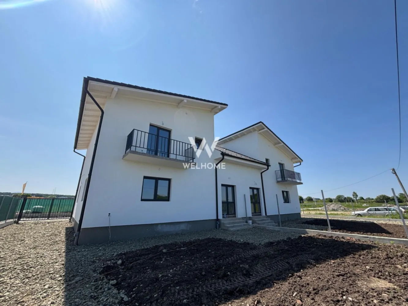 Casa Noua, Mohu, Sibiu COMISION ZERO - Va prezentam un ansamblu NOU de case tip duplex, care cuprinde 28 de unități locative, fiecare cu o suprafață utilă de 120 mp și teren de 260 mp, respectiv 280 mp (curte libera aprox 200mp)
Locatie: Mohu, Sibiu, la 5 km distanta de oras

Compartimentare:
Parter: Living cu acces direct în curte, bucătărie separată cu zonă de dining și cămară, birou sau dormitor, hol și baie.
Etaj: două dormitoare luminoase, o baie principală, spațiu tehnic pentru depozitare și două balcoane cu priveliste panoramică asupra munților.
Predare la alb interior si cheie exterior. Curte pavata cu gard si poarta.

Totul este gândit pentru siguranța și confortul locatarilor:
 • Supraveghere video 24/7 în incinta complexului și pe drumul de acces, care este complet pavat și iluminat.
 • Racordare completă la utilități esențiale: apă, gaz, curent electric și fosă septică.
Spații verzi amenajate și loc de joacă special dedicat copiilor,

Pret: 185000 euro ,cash sau credit bancar 
Detalii si vizionari: 0752.088.381- Roxana 
Predare Februarie 2026