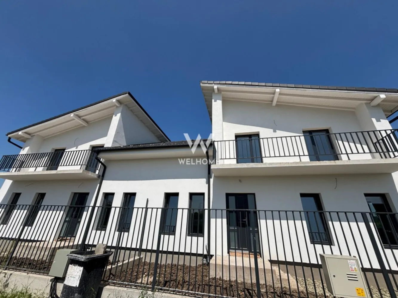 Casa Noua, Mohu, Sibiu COMISION ZERO - Va prezentam un ansamblu NOU de case tip duplex, care cuprinde 28 de unități locative, fiecare cu o suprafață utilă de 120 mp și teren de 260 mp, respectiv 280 mp (curte libera aprox 200mp)
Locatie: Mohu, Sibiu, la 5 km distanta de oras

Compartimentare:
Parter: Living cu acces direct în curte, bucătărie separată cu zonă de dining și cămară, birou sau dormitor, hol și baie.
Etaj: două dormitoare luminoase, o baie principală, spațiu tehnic pentru depozitare și două balcoane cu priveliste panoramică asupra munților.
Predare la alb interior si cheie exterior. Curte pavata cu gard si poarta.

Totul este gândit pentru siguranța și confortul locatarilor:
 • Supraveghere video 24/7 în incinta complexului și pe drumul de acces, care este complet pavat și iluminat.
 • Racordare completă la utilități esențiale: apă, gaz, curent electric și fosă septică.
Spații verzi amenajate și loc de joacă special dedicat copiilor,

Pret: 185000 euro ,cash sau credit bancar 
Detalii si vizionari: 0752.088.381- Roxana 
Predare Februarie 2026