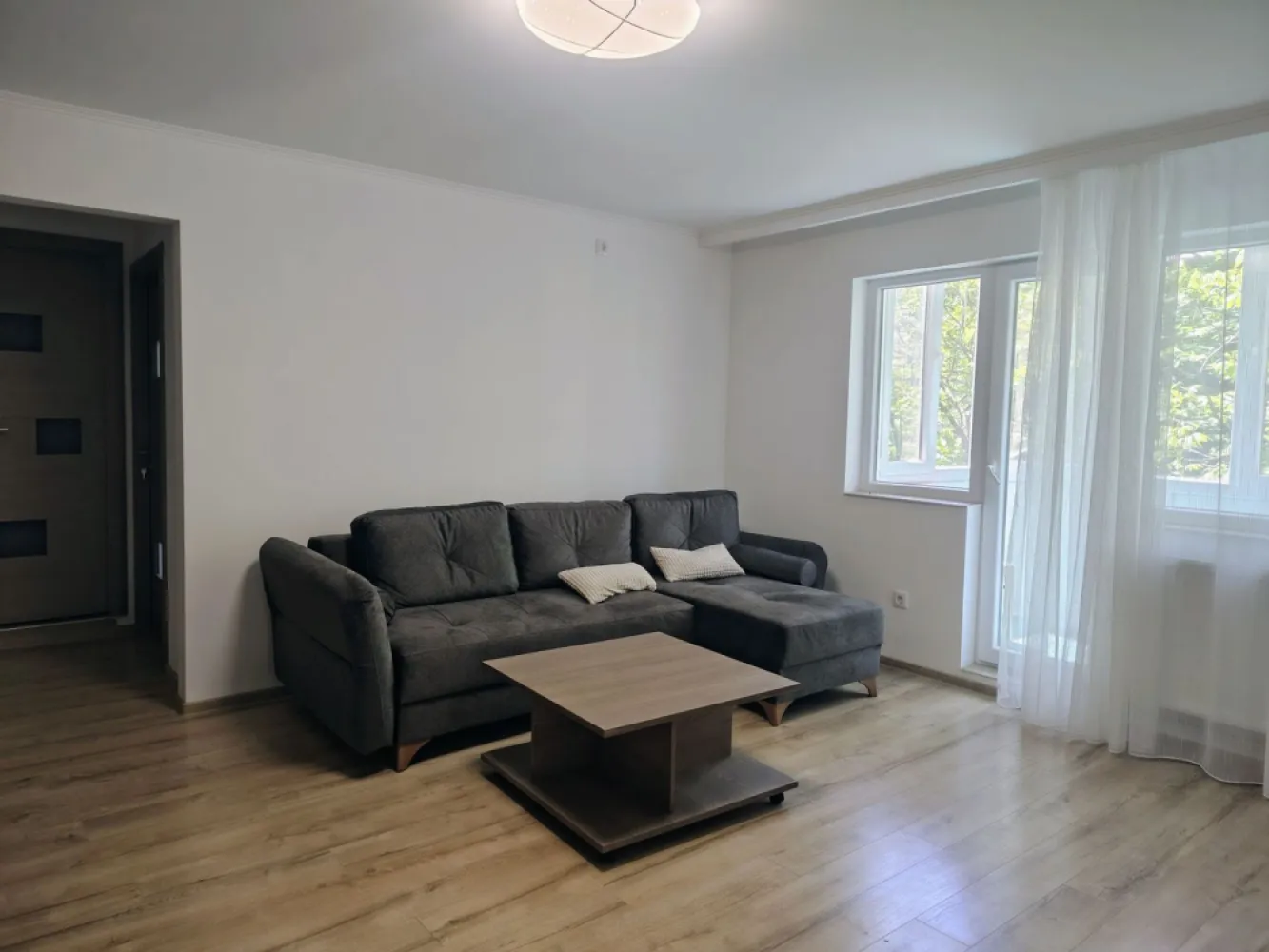 Apartament 3 camere Cantemir , 420 E/luna negociabil, Comision 50% - De inchiriat: apartament 3 camere, 2 dormitoare – Cantemir , Oradea, semidecomandat. 420 E/luna negociabil. Comision 50% din prima chirie. Apartament renovat recent, prima inchiriere.

Se oferă spre inchiriere apartament cu 3 camere, semidecomandat, situat în Cantemir, potrivit pentru uz rezidential. Situat intr-o zona linistita, la doar 5 minute de mers pe jos de Lotus .

Apartamentul are 66 mp, este semidecomandat si este compartimentat astfel:
Bucatarie 
Living spatios
2 dormitoare spatioase
1 baie moderna 
Camerele sunt luminoase, cu ferestre mari de termopan .
Dotari si facilitati:
Masina de spalat rufe
Plita si cuptor electric incorporat
Frigider 
Parcare la liber pe strada
Nu se accepta animale de companie.
Se solicita garantie.

Pentru mai multe informatii sau pentru vizionare, 0751 777 844 Madian Bosca