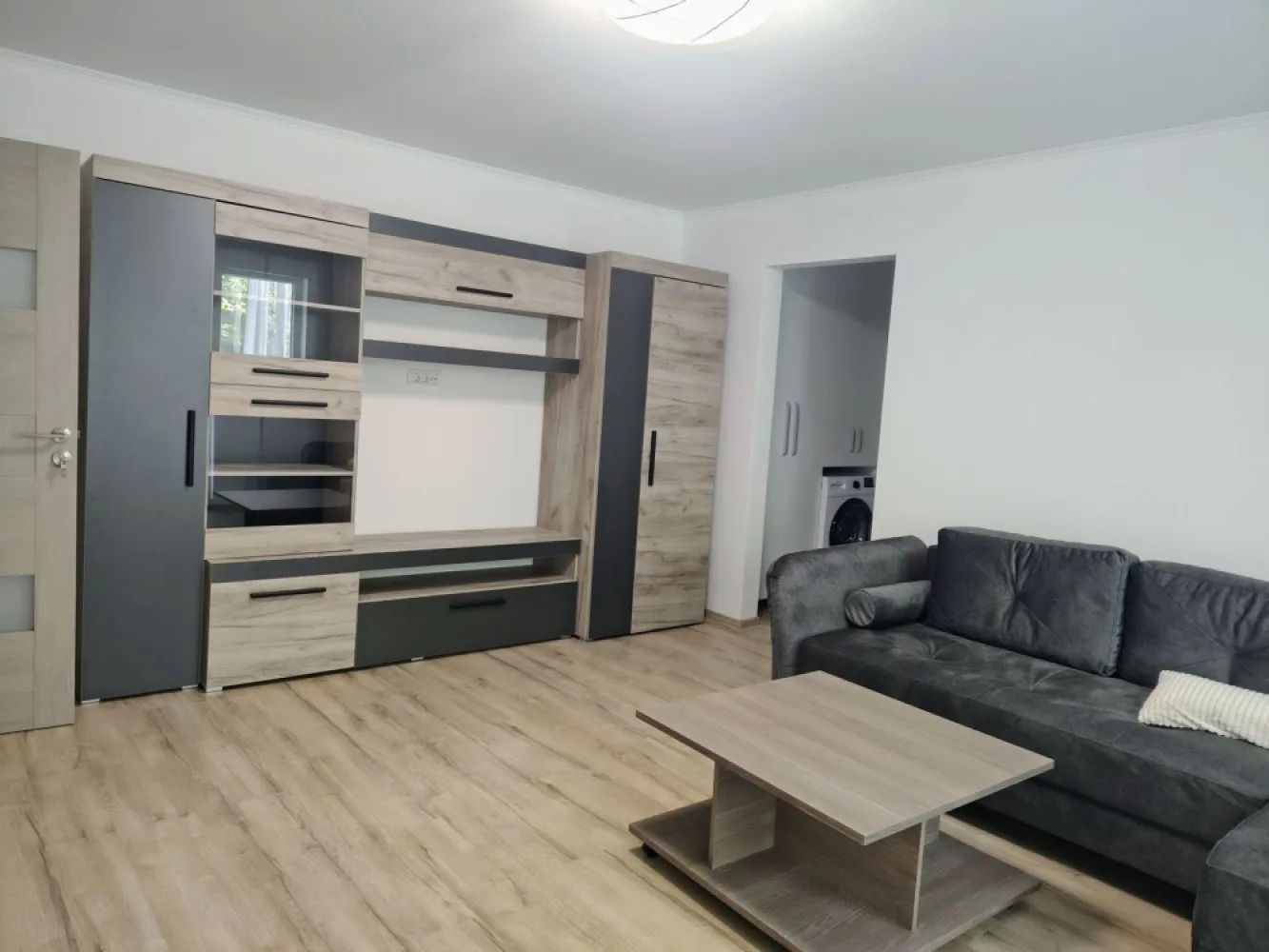 Apartament 3 camere Cantemir , 420 E/luna negociabil, Comision 50% - De inchiriat: apartament 3 camere, 2 dormitoare – Cantemir , Oradea, semidecomandat. 420 E/luna negociabil. Comision 50% din prima chirie. Apartament renovat recent, prima inchiriere.

Se oferă spre inchiriere apartament cu 3 camere, semidecomandat, situat în Cantemir, potrivit pentru uz rezidential. Situat intr-o zona linistita, la doar 5 minute de mers pe jos de Lotus .

Apartamentul are 66 mp, este semidecomandat si este compartimentat astfel:
Bucatarie 
Living spatios
2 dormitoare spatioase
1 baie moderna 
Camerele sunt luminoase, cu ferestre mari de termopan .
Dotari si facilitati:
Masina de spalat rufe
Plita si cuptor electric incorporat
Frigider 
Parcare la liber pe strada
Nu se accepta animale de companie.
Se solicita garantie.

Pentru mai multe informatii sau pentru vizionare, 0751 777 844 Madian Bosca