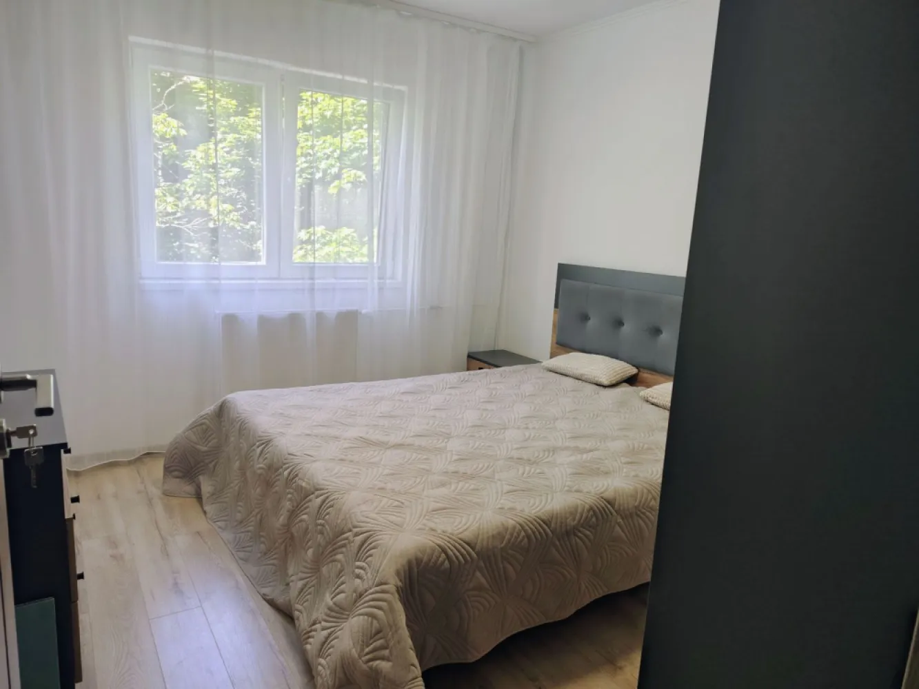 Apartament 3 camere Cantemir , 420 E/luna negociabil, Comision 50% - De inchiriat: apartament 3 camere, 2 dormitoare – Cantemir , Oradea, semidecomandat. 420 E/luna negociabil. Comision 50% din prima chirie. Apartament renovat recent, prima inchiriere.

Se oferă spre inchiriere apartament cu 3 camere, semidecomandat, situat în Cantemir, potrivit pentru uz rezidential. Situat intr-o zona linistita, la doar 5 minute de mers pe jos de Lotus .

Apartamentul are 66 mp, este semidecomandat si este compartimentat astfel:
Bucatarie 
Living spatios
2 dormitoare spatioase
1 baie moderna 
Camerele sunt luminoase, cu ferestre mari de termopan .
Dotari si facilitati:
Masina de spalat rufe
Plita si cuptor electric incorporat
Frigider 
Parcare la liber pe strada
Nu se accepta animale de companie.
Se solicita garantie.

Pentru mai multe informatii sau pentru vizionare, 0751 777 844 Madian Bosca