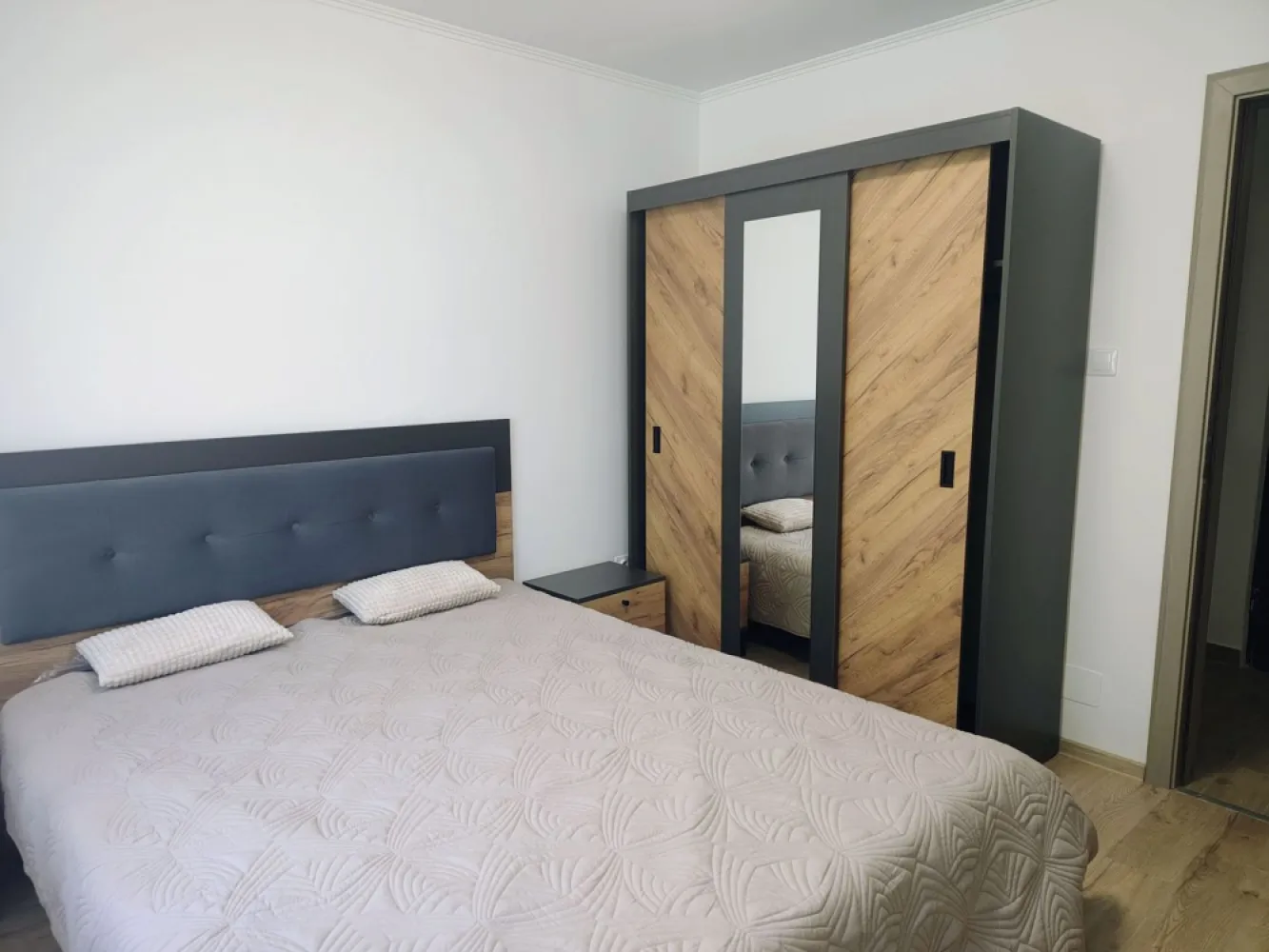 Apartament 3 camere Cantemir , 420 E/luna negociabil, Comision 50% - De inchiriat: apartament 3 camere, 2 dormitoare – Cantemir , Oradea, semidecomandat. 420 E/luna negociabil. Comision 50% din prima chirie. Apartament renovat recent, prima inchiriere.

Se oferă spre inchiriere apartament cu 3 camere, semidecomandat, situat în Cantemir, potrivit pentru uz rezidential. Situat intr-o zona linistita, la doar 5 minute de mers pe jos de Lotus .

Apartamentul are 66 mp, este semidecomandat si este compartimentat astfel:
Bucatarie 
Living spatios
2 dormitoare spatioase
1 baie moderna 
Camerele sunt luminoase, cu ferestre mari de termopan .
Dotari si facilitati:
Masina de spalat rufe
Plita si cuptor electric incorporat
Frigider 
Parcare la liber pe strada
Nu se accepta animale de companie.
Se solicita garantie.

Pentru mai multe informatii sau pentru vizionare, 0751 777 844 Madian Bosca