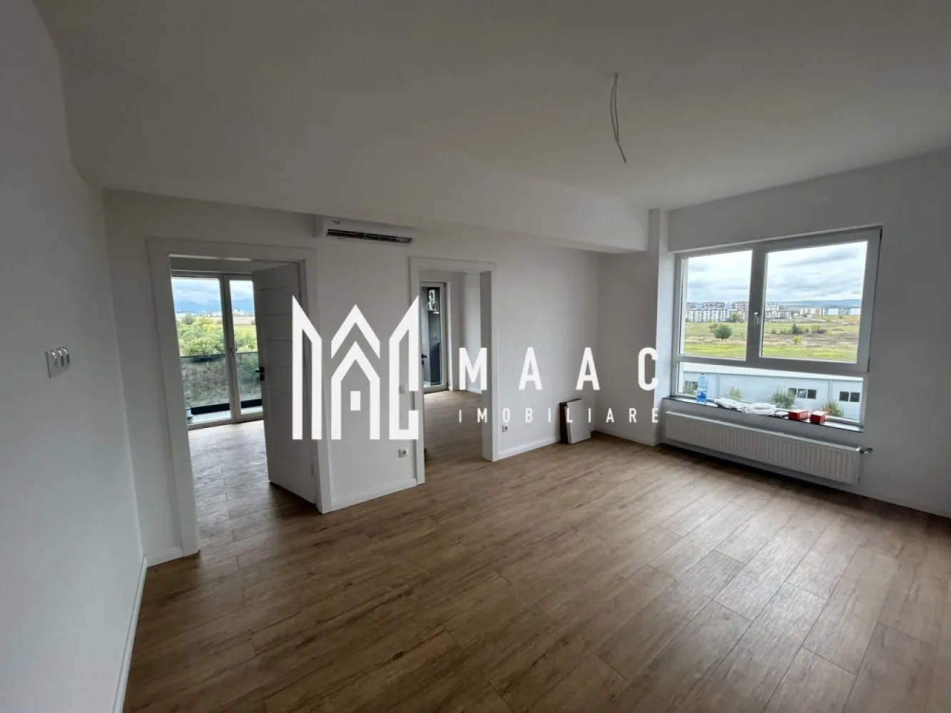 Apartament 3 camere la cheie I Balcon & Parcare I Calea Surii Mici - MAAC Imobiliare vă propune spre vânzare un apartament modern, situat într-un ansamblu rezidențial nou de pe Calea Șurii Mici, ce oferă acces rapid către centrul orașului. Cartierul va beneficia de barieră la intrare, un plus de intimitate și siguranță pentru locatari.

🏢 Caracteristici cheie:

Suprafață utilă: 61 mp
Etaj 4/6, în imobil cu lift
Finisaje la cheie
Loc de parcare inclus în preț
Orientare sud-estică cu vedere superbă spre munte și oraș

📐 Compartimentare eficientă:

Living: 15.04 mp
Bucătărie: 8.88 mp
2 dormitoare: 13.86 mp (cu baie proprie) și 10.24 mp
2 băi: 3.88 mp și 2.88 mp
Hol: 6.07 mp
Balcon generos: 6.83 mp

🌳 Facilități ale ansamblului:
Aer condiționat montat 
Lift modern
Acces securizat
Căi de acces pavate, drumuri interioare
Parcări marcate
Iluminat exterior și zonă verde amenajată

Această locuință reprezintă alegerea ideală pentru cei care caută confort urban, siguranță și o compartimentare practică într-o zonă în plină dezvoltare.
📞Pentru mai multe informații sau pentru a programa o vizionare, nu ezitați să ne contactați, specificand ID:CP2580701