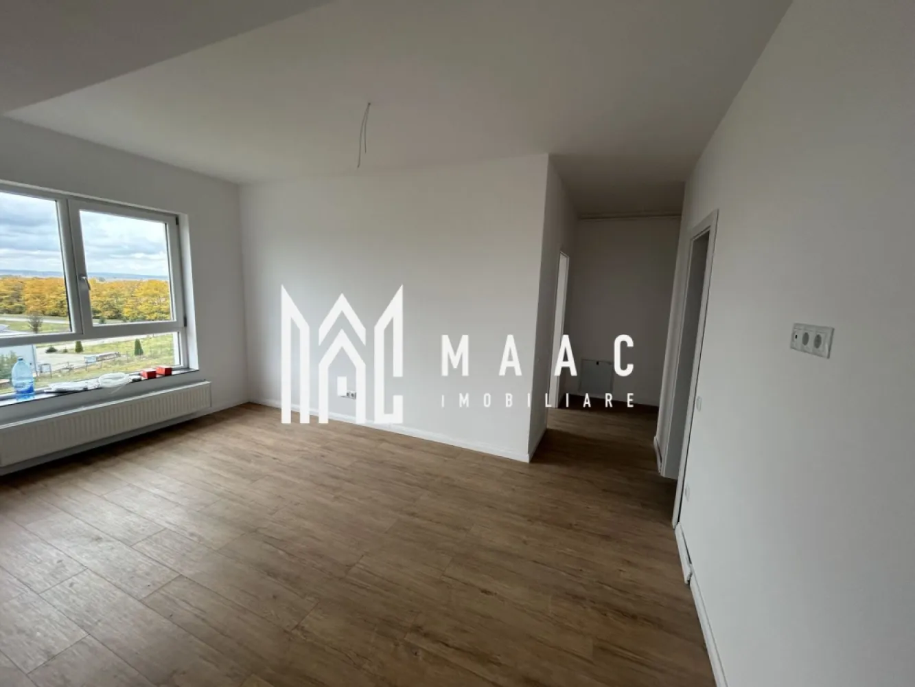 Apartament 3 camere la cheie I Balcon & Parcare I Calea Surii Mici - MAAC Imobiliare vă propune spre vânzare un apartament modern, situat într-un ansamblu rezidențial nou de pe Calea Șurii Mici, ce oferă acces rapid către centrul orașului. Cartierul va beneficia de barieră la intrare, un plus de intimitate și siguranță pentru locatari.

🏢 Caracteristici cheie:

Suprafață utilă: 61 mp
Etaj 4/6, în imobil cu lift
Finisaje la cheie
Loc de parcare inclus în preț
Orientare sud-estică cu vedere superbă spre munte și oraș

📐 Compartimentare eficientă:

Living: 15.04 mp
Bucătărie: 8.88 mp
2 dormitoare: 13.86 mp (cu baie proprie) și 10.24 mp
2 băi: 3.88 mp și 2.88 mp
Hol: 6.07 mp
Balcon generos: 6.83 mp

🌳 Facilități ale ansamblului:
Aer condiționat montat 
Lift modern
Acces securizat
Căi de acces pavate, drumuri interioare
Parcări marcate
Iluminat exterior și zonă verde amenajată

Această locuință reprezintă alegerea ideală pentru cei care caută confort urban, siguranță și o compartimentare practică într-o zonă în plină dezvoltare.
📞Pentru mai multe informații sau pentru a programa o vizionare, nu ezitați să ne contactați, specificand ID:CP2580701