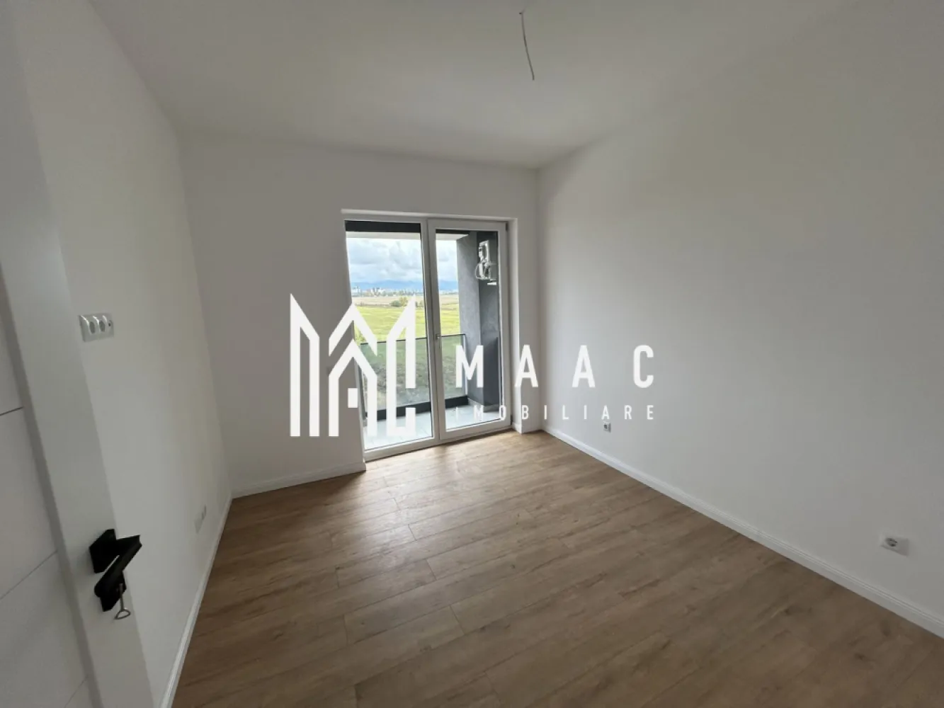 Apartament 3 camere la cheie I Balcon & Parcare I Calea Surii Mici - MAAC Imobiliare vă propune spre vânzare un apartament modern, situat într-un ansamblu rezidențial nou de pe Calea Șurii Mici, ce oferă acces rapid către centrul orașului. Cartierul va beneficia de barieră la intrare, un plus de intimitate și siguranță pentru locatari.

🏢 Caracteristici cheie:

Suprafață utilă: 61 mp
Etaj 4/6, în imobil cu lift
Finisaje la cheie
Loc de parcare inclus în preț
Orientare sud-estică cu vedere superbă spre munte și oraș

📐 Compartimentare eficientă:

Living: 15.04 mp
Bucătărie: 8.88 mp
2 dormitoare: 13.86 mp (cu baie proprie) și 10.24 mp
2 băi: 3.88 mp și 2.88 mp
Hol: 6.07 mp
Balcon generos: 6.83 mp

🌳 Facilități ale ansamblului:
Aer condiționat montat 
Lift modern
Acces securizat
Căi de acces pavate, drumuri interioare
Parcări marcate
Iluminat exterior și zonă verde amenajată

Această locuință reprezintă alegerea ideală pentru cei care caută confort urban, siguranță și o compartimentare practică într-o zonă în plină dezvoltare.
📞Pentru mai multe informații sau pentru a programa o vizionare, nu ezitați să ne contactați, specificand ID:CP2580701