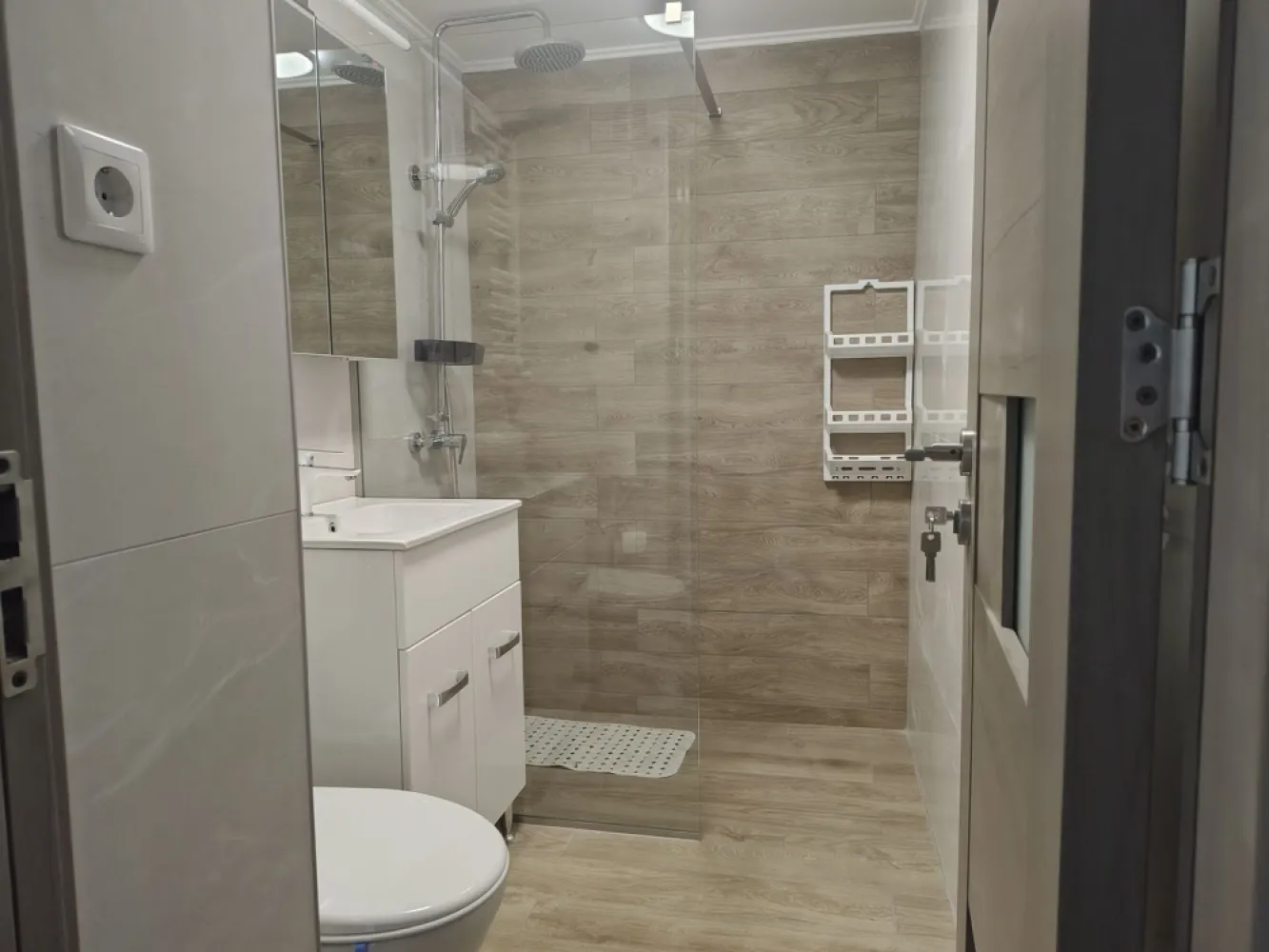 Apartament 3 camere Cantemir , 420 E/luna negociabil, Comision 50%