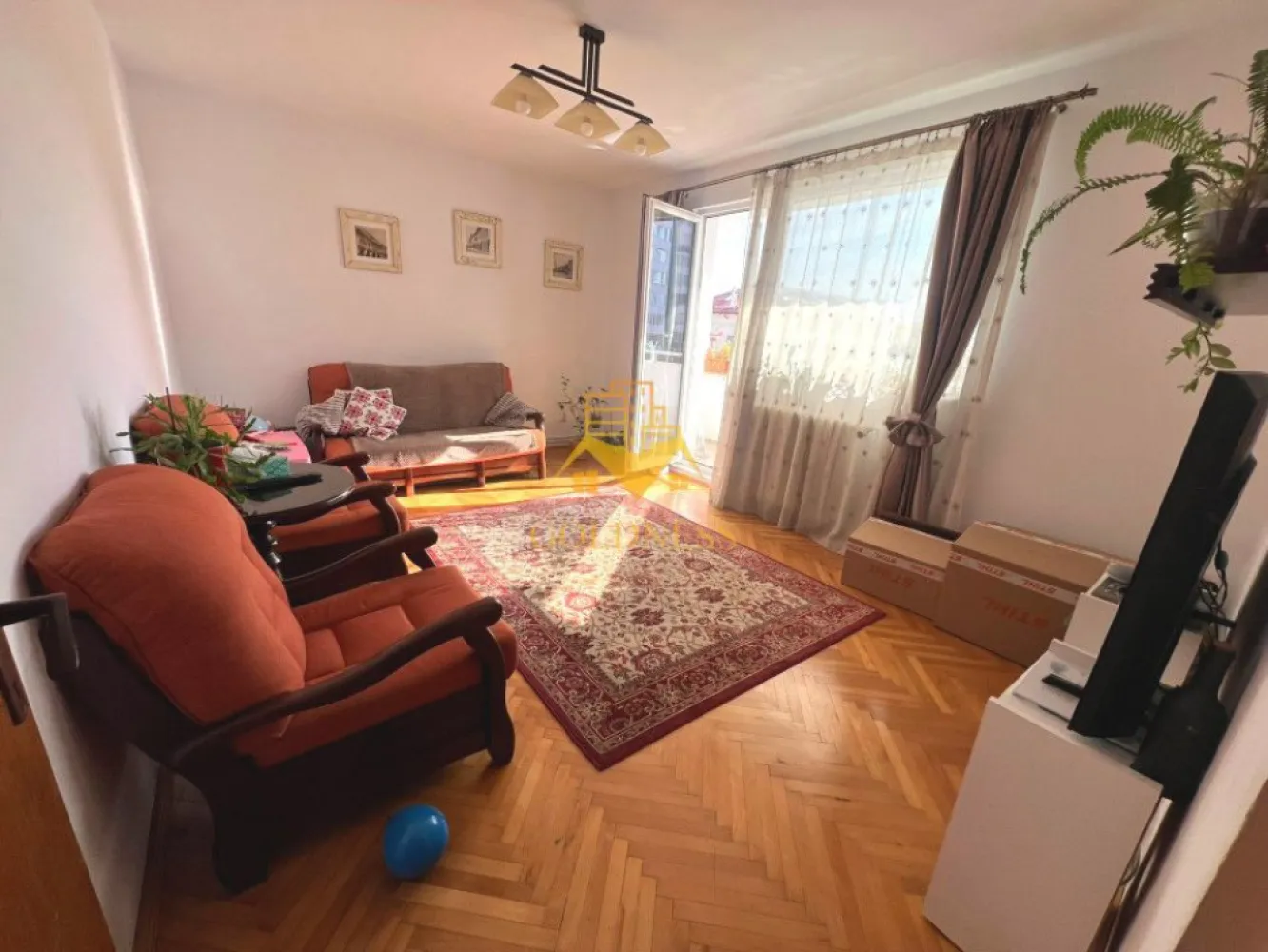 4 camere decomandate, Parcare, Denver, Big, Izlazului, Manastur - GOLDNESS Imobiliare vă propune spre închiriere un apartament cu 4 camere decomandate complet mobilat și utilat, la etajul 4 într-un imobil de 4 etaje, în Cartierul Manastur, Zona Big , Izlazului.
Dispune de loc de parcare!
Se află în apropierea stațiilor de transport în comun, magazine, restaurante, spații verzi, farmacii, etc. 

Apartamentul este compartimentat astfel:
 - 1 dormitor cu un pat matrimonial, noptiere, dressing
-1 dormitor cu o canapea extensibila, comoda TC, 2 fotolii si iesire pe balcon
-1 dormitor care va fi mobilat cu pat matrimonial si dressing
-1 dormitor care va fi mobilat cu pat single, birou, dressing
 - bucatarie complet utilată și mobilată, loc de servit masa
-debara 
 - 2 bai, dintre care una cu cada calorifer port prosop și dulap pentru depozitare, masina de spalat haine si o baie de serviciu
 - balcon de 6 mp.

Imobilul este dotat cu toate cele necesare- centrală proprie, frigider, aragaz, hotă, mașină de spălat haine, etc. 

Dacă sunteți interesați de acest apartament și doriți să îl vizionați, dar și pentru alte oferte nu ezitați să ne contactați telefonic sau prin e-mail. Vă stăm la dispoziție!
Pentru intermediere se percepe un comision de 50% din prețul chiriei!