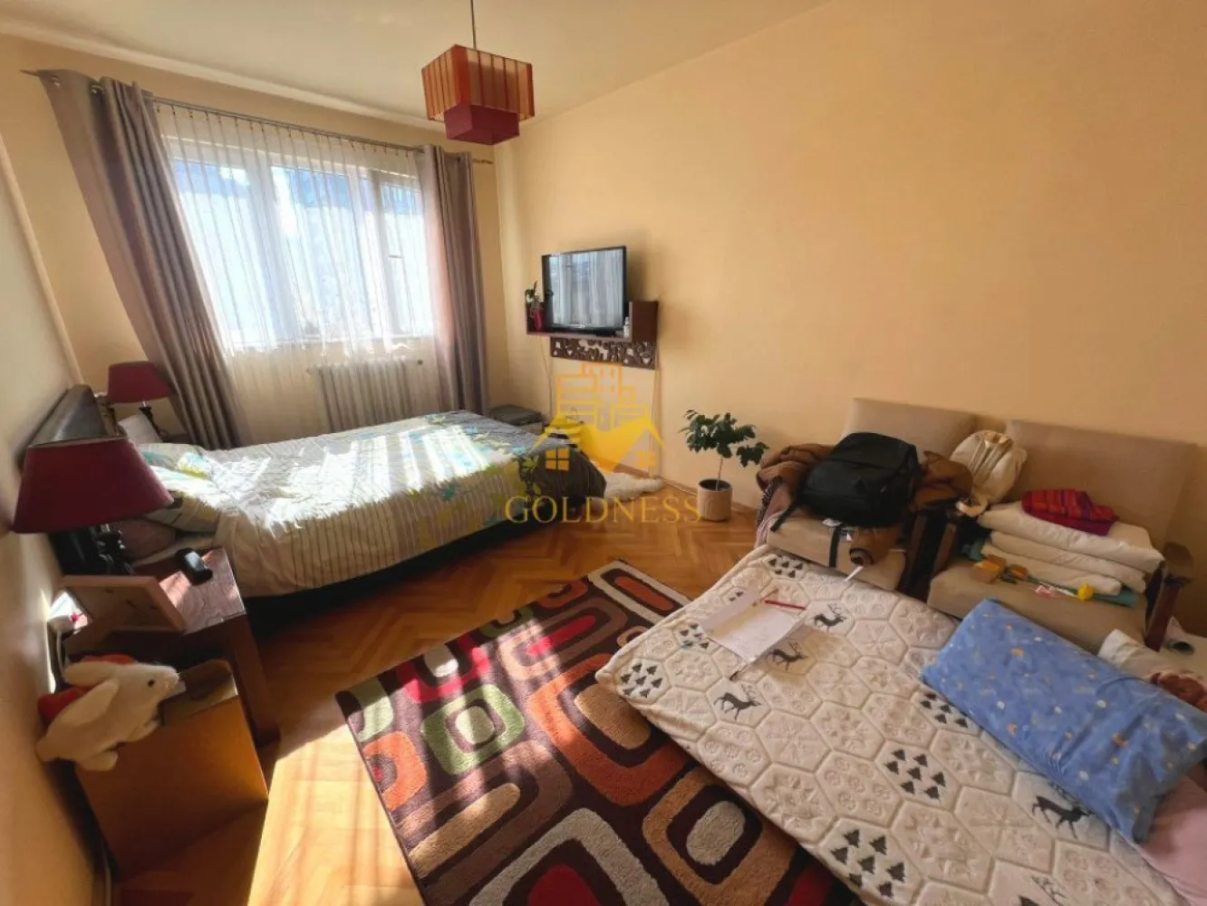 4 camere decomandate, Parcare, Denver, Big, Izlazului, Manastur - GOLDNESS Imobiliare vă propune spre închiriere un apartament cu 4 camere decomandate complet mobilat și utilat, la etajul 4 într-un imobil de 4 etaje, în Cartierul Manastur, Zona Big , Izlazului.
Dispune de loc de parcare!
Se află în apropierea stațiilor de transport în comun, magazine, restaurante, spații verzi, farmacii, etc. 

Apartamentul este compartimentat astfel:
 - 1 dormitor cu un pat matrimonial, noptiere, dressing
-1 dormitor cu o canapea extensibila, comoda TC, 2 fotolii si iesire pe balcon
-1 dormitor care va fi mobilat cu pat matrimonial si dressing
-1 dormitor care va fi mobilat cu pat single, birou, dressing
 - bucatarie complet utilată și mobilată, loc de servit masa
-debara 
 - 2 bai, dintre care una cu cada calorifer port prosop și dulap pentru depozitare, masina de spalat haine si o baie de serviciu
 - balcon de 6 mp.

Imobilul este dotat cu toate cele necesare- centrală proprie, frigider, aragaz, hotă, mașină de spălat haine, etc. 

Dacă sunteți interesați de acest apartament și doriți să îl vizionați, dar și pentru alte oferte nu ezitați să ne contactați telefonic sau prin e-mail. Vă stăm la dispoziție!
Pentru intermediere se percepe un comision de 50% din prețul chiriei!