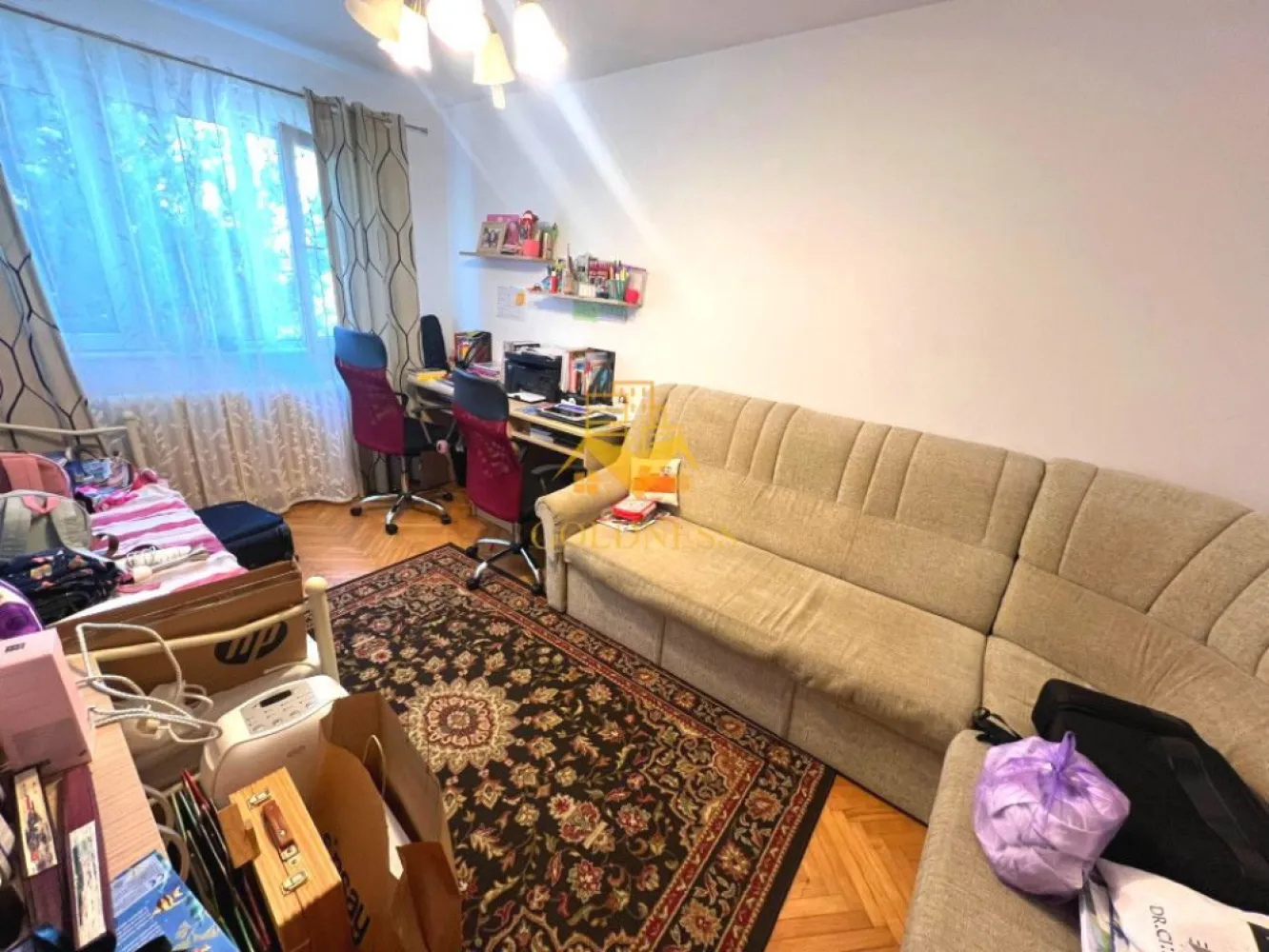 4 camere decomandate, Parcare, Denver, Big, Izlazului, Manastur - GOLDNESS Imobiliare vă propune spre închiriere un apartament cu 4 camere decomandate complet mobilat și utilat, la etajul 4 într-un imobil de 4 etaje, în Cartierul Manastur, Zona Big , Izlazului.
Dispune de loc de parcare!
Se află în apropierea stațiilor de transport în comun, magazine, restaurante, spații verzi, farmacii, etc. 

Apartamentul este compartimentat astfel:
 - 1 dormitor cu un pat matrimonial, noptiere, dressing
-1 dormitor cu o canapea extensibila, comoda TC, 2 fotolii si iesire pe balcon
-1 dormitor care va fi mobilat cu pat matrimonial si dressing
-1 dormitor care va fi mobilat cu pat single, birou, dressing
 - bucatarie complet utilată și mobilată, loc de servit masa
-debara 
 - 2 bai, dintre care una cu cada calorifer port prosop și dulap pentru depozitare, masina de spalat haine si o baie de serviciu
 - balcon de 6 mp.

Imobilul este dotat cu toate cele necesare- centrală proprie, frigider, aragaz, hotă, mașină de spălat haine, etc. 

Dacă sunteți interesați de acest apartament și doriți să îl vizionați, dar și pentru alte oferte nu ezitați să ne contactați telefonic sau prin e-mail. Vă stăm la dispoziție!
Pentru intermediere se percepe un comision de 50% din prețul chiriei!