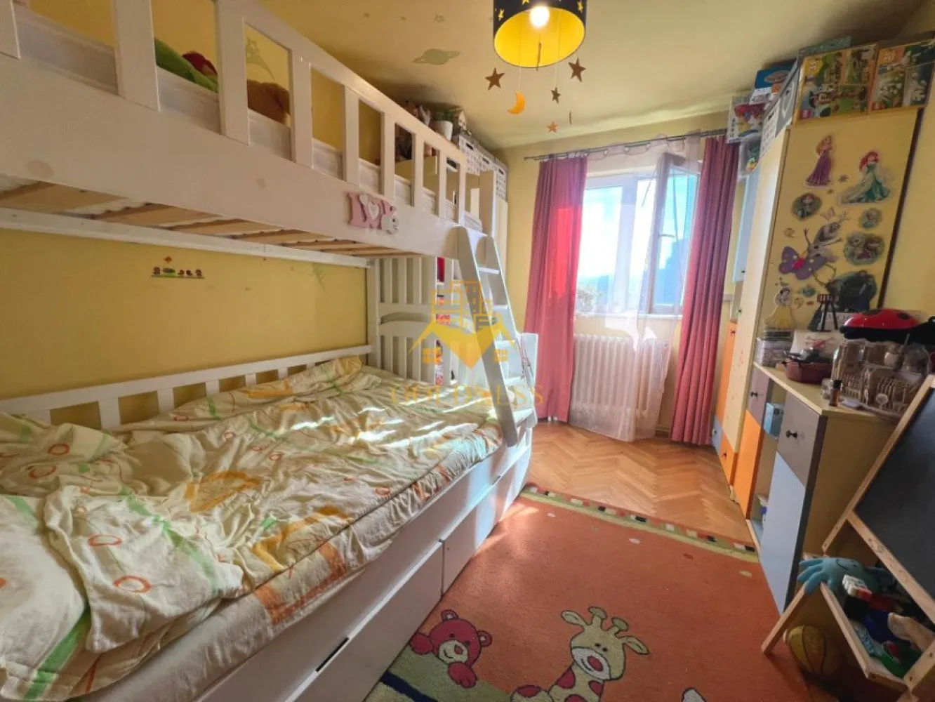 4 camere decomandate, Parcare, Denver, Big, Izlazului, Manastur - GOLDNESS Imobiliare vă propune spre închiriere un apartament cu 4 camere decomandate complet mobilat și utilat, la etajul 4 într-un imobil de 4 etaje, în Cartierul Manastur, Zona Big , Izlazului.
Dispune de loc de parcare!
Se află în apropierea stațiilor de transport în comun, magazine, restaurante, spații verzi, farmacii, etc. 

Apartamentul este compartimentat astfel:
 - 1 dormitor cu un pat matrimonial, noptiere, dressing
-1 dormitor cu o canapea extensibila, comoda TC, 2 fotolii si iesire pe balcon
-1 dormitor care va fi mobilat cu pat matrimonial si dressing
-1 dormitor care va fi mobilat cu pat single, birou, dressing
 - bucatarie complet utilată și mobilată, loc de servit masa
-debara 
 - 2 bai, dintre care una cu cada calorifer port prosop și dulap pentru depozitare, masina de spalat haine si o baie de serviciu
 - balcon de 6 mp.

Imobilul este dotat cu toate cele necesare- centrală proprie, frigider, aragaz, hotă, mașină de spălat haine, etc. 

Dacă sunteți interesați de acest apartament și doriți să îl vizionați, dar și pentru alte oferte nu ezitați să ne contactați telefonic sau prin e-mail. Vă stăm la dispoziție!
Pentru intermediere se percepe un comision de 50% din prețul chiriei!