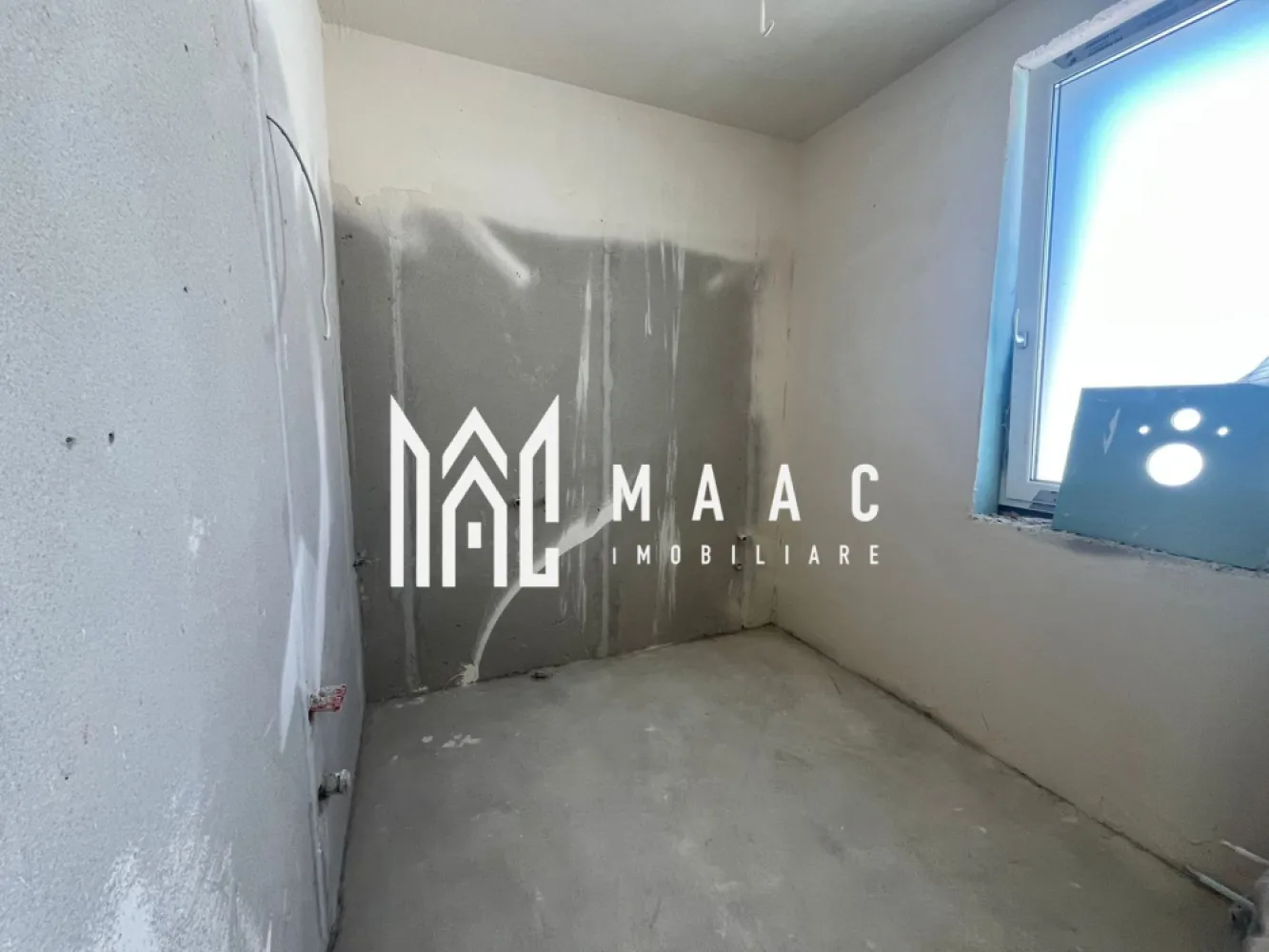 Apartament 3 camere | 56 MPU | Balcon | 2 Locuri de Parcare | Turnisor - Maac Imobiliare vă propune spre vânzare un apartament modern cu 3 camere, situat la etajul 1 al unui imobil cu regim de înălțime P+2, într-o zonă liniștită și bine cotată – Turnișor, Sibiu. Caracteristici principale: Suprafață utilă: 56 mp Etaj: 1 din 2 Compartimentare: semidecomandată Balcon spațios 2 locuri de parcare incluse în preț Predare la cheie – cu finisaje moderne și de calitate Dotări și facilități: Centrală termică proprie Încălzire eficientă Geamuri termopan Ușă metalică la intrare Finisaje premium: gresie, faianță, parchet laminat Izolație termică exterioară Contorizare individuală Localizare – Turnișor: Acces rapid către Zona Industrială de Vest și autostradă În apropiere: supermarketuri, farmacii, școli, grădinițe, stații de autobuz Zonă aerisită, ferită de trafic intens Pentru mai multe informații sau pentru a programa o vizionare, nu ezitați să ne contactați, specificand ID: CP2613976 }}