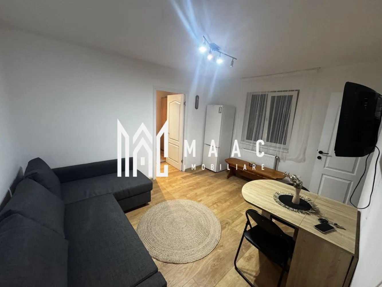Apartament 2 camere | 40 MPU | Lazaret - MAAC Imobiliare vă propune spre închiriere un apartament cu 2 camere, situat în zona Lazaret.

Locuința are o suprafață de 40 mp și este compartimentată semidecomandat, fiind complet mobilata si utilata.

Compartimentare:
Living
Dormitor
Bucătărie
Baie

Pentru mai multe detalii sau programarea unei vizionări, nu ezitați să ne contactați specificand ID: CP3063377