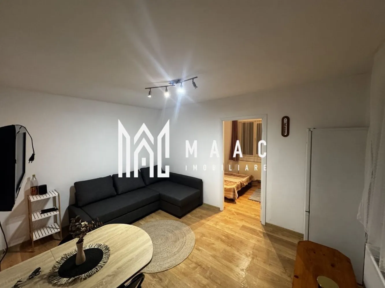 Apartament 2 camere | 40 MPU | Lazaret - MAAC Imobiliare vă propune spre închiriere un apartament cu 2 camere, situat în zona Lazaret.

Locuința are o suprafață de 40 mp și este compartimentată semidecomandat, fiind complet mobilata si utilata.

Compartimentare:
Living
Dormitor
Bucătărie
Baie

Pentru mai multe detalii sau programarea unei vizionări, nu ezitați să ne contactați specificand ID: CP3063377