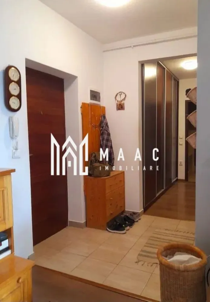 Apartament 3 camere I Decomandat I Etajul 1 | City Residence - MAAC Imobiliare vă propune spre vânzare un apartament cu 3 camere, la etajul 1 situat in City Residence.

Caracteristici:
Suprafață utilă: 63 mp
Balcon generos: 12 mp
Etaj: 1
Compartimentare decomandată
2 băi
Loc de parcare privat în fața imobilului
Imobil dotat cu lift

Compartimentare:
Living luminos
Bucătărie separată
2 dormitoare 
2 băi
Hol cu acces facil către toate încăperile

Dotări:
Centrală termică proprie
Încălzire prin calorifere

Avantaje:
Orientare sudică, cu lumină naturală pe tot parcursul zilei
Priveliște către zonă de case, oferind liniște și intimitate

Avantaje locație:
Poziție centrală, la doar 7-8 minute de mers pe jos de Piața Mare
În imediata apropiere de Gara Sibiu și Centrul Istoric Sibiu
Acces rapid către Promenada Mall Sibiu
Aproape de magazine, școli, spitale și mijloace de transport în comun.

Pentru mai multe detalii specificati telefonic ca ati vazut anuntul cu ID: CP3064833