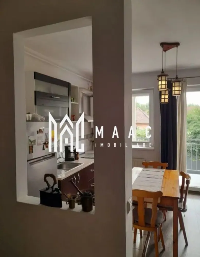 Apartament 3 camere I Decomandat I Etajul 1 | City Residence - MAAC Imobiliare vă propune spre vânzare un apartament cu 3 camere, la etajul 1 situat in City Residence.

Caracteristici:
Suprafață utilă: 63 mp
Balcon generos: 12 mp
Etaj: 1
Compartimentare decomandată
2 băi
Loc de parcare privat în fața imobilului
Imobil dotat cu lift

Compartimentare:
Living luminos
Bucătărie separată
2 dormitoare 
2 băi
Hol cu acces facil către toate încăperile

Dotări:
Centrală termică proprie
Încălzire prin calorifere

Avantaje:
Orientare sudică, cu lumină naturală pe tot parcursul zilei
Priveliște către zonă de case, oferind liniște și intimitate

Avantaje locație:
Poziție centrală, la doar 7-8 minute de mers pe jos de Piața Mare
În imediata apropiere de Gara Sibiu și Centrul Istoric Sibiu
Acces rapid către Promenada Mall Sibiu
Aproape de magazine, școli, spitale și mijloace de transport în comun.

Pentru mai multe detalii specificati telefonic ca ati vazut anuntul cu ID: CP3064833