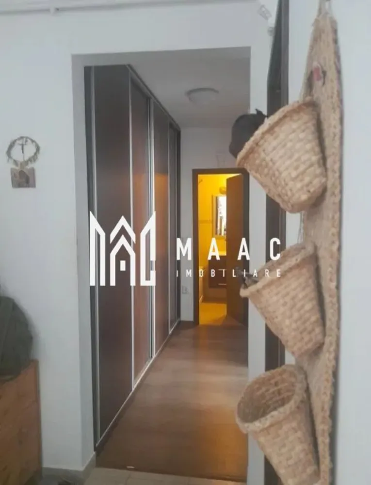 Apartament 3 camere I Decomandat I Etajul 1 | City Residence - MAAC Imobiliare vă propune spre vânzare un apartament cu 3 camere, la etajul 1 situat in City Residence.

Caracteristici:
Suprafață utilă: 63 mp
Balcon generos: 12 mp
Etaj: 1
Compartimentare decomandată
2 băi
Loc de parcare privat în fața imobilului
Imobil dotat cu lift

Compartimentare:
Living luminos
Bucătărie separată
2 dormitoare 
2 băi
Hol cu acces facil către toate încăperile

Dotări:
Centrală termică proprie
Încălzire prin calorifere

Avantaje:
Orientare sudică, cu lumină naturală pe tot parcursul zilei
Priveliște către zonă de case, oferind liniște și intimitate

Avantaje locație:
Poziție centrală, la doar 7-8 minute de mers pe jos de Piața Mare
În imediata apropiere de Gara Sibiu și Centrul Istoric Sibiu
Acces rapid către Promenada Mall Sibiu
Aproape de magazine, școli, spitale și mijloace de transport în comun.

Pentru mai multe detalii specificati telefonic ca ati vazut anuntul cu ID: CP3064833