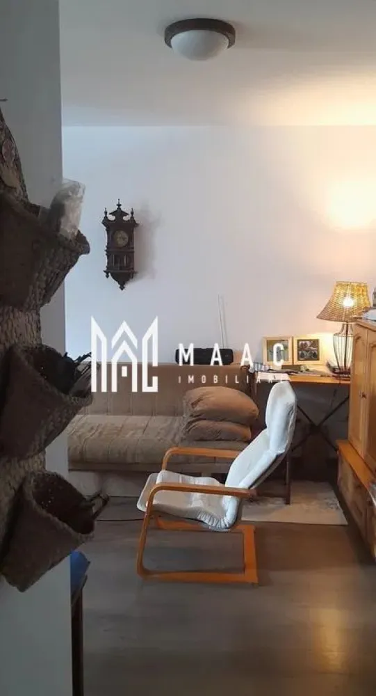 Apartament 3 camere I Decomandat I Etajul 1 | City Residence - MAAC Imobiliare vă propune spre vânzare un apartament cu 3 camere, la etajul 1 situat in City Residence.

Caracteristici:
Suprafață utilă: 63 mp
Balcon generos: 12 mp
Etaj: 1
Compartimentare decomandată
2 băi
Loc de parcare privat în fața imobilului
Imobil dotat cu lift

Compartimentare:
Living luminos
Bucătărie separată
2 dormitoare 
2 băi
Hol cu acces facil către toate încăperile

Dotări:
Centrală termică proprie
Încălzire prin calorifere

Avantaje:
Orientare sudică, cu lumină naturală pe tot parcursul zilei
Priveliște către zonă de case, oferind liniște și intimitate

Avantaje locație:
Poziție centrală, la doar 7-8 minute de mers pe jos de Piața Mare
În imediata apropiere de Gara Sibiu și Centrul Istoric Sibiu
Acces rapid către Promenada Mall Sibiu
Aproape de magazine, școli, spitale și mijloace de transport în comun.

Pentru mai multe detalii specificati telefonic ca ati vazut anuntul cu ID: CP3064833