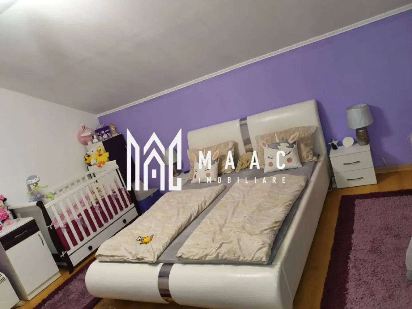 Apartament 3 Camere I Decomandat I Loc Parcare I Selimbar - Se oferă spre vânzare un apartament spațios cu 3 camere decomandate, situat la etajul 2 din 2 al unei case-tip vilă din Șelimbăr, într-un imobil exclusivist cu doar 3 apartamente – câte unul pe fiecare nivel.

Această proprietate oferă un nivel ridicat de intimitate, confort și funcționalitate, fiind ideală pentru familii sau pentru cei care caută un stil de locuire superior față de apartamentele clasice.

Caracteristici:
3 camere decomandate
Etaj 2 din 2
Complet mobilat și utilat
Loc de parcare inclus
Compartimentare practică și generoasă
Spațiu suplimentar de aproximativ 40 mp situat în pod – ideal pentru depozitare, hobby sau amenajare ulterioară

Avantaje:
Disponibil imediat
Doar 3 apartamente în întregul imobil
Intimitate sporită și atmosferă de tip rezidențial premium
Costuri reduse comparativ cu o casă individuală
Potrivit atât pentru locuire proprie, cât și pentru investiție
Zonă liniștită, în continuă dezvoltare

Localizare:
Șelimbăr
Acces rapid către Sibiu, centre comerciale, școli și alte facilități importante

O proprietate rară, ce combină avantajele unei case cu eficiența unui apartament modern, oferind spațiu suplimentar, confort și exclusivitate.

Pentru informati si vizionari: CP3064666