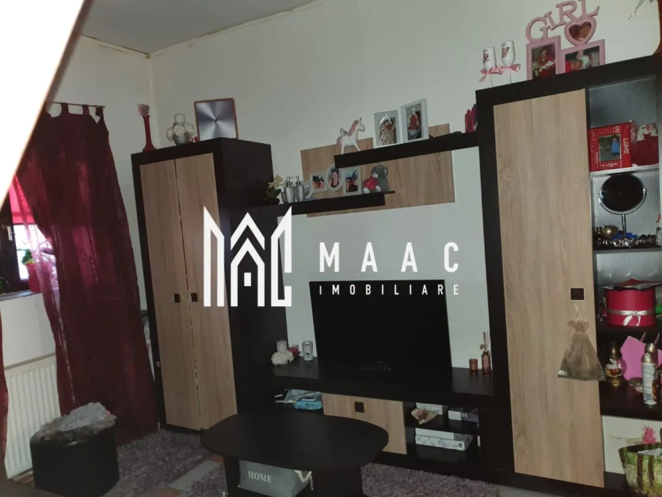 Apartament 3 Camere I Decomandat I Loc Parcare I Selimbar - Se oferă spre vânzare un apartament spațios cu 3 camere decomandate, situat la etajul 2 din 2 al unei case-tip vilă din Șelimbăr, într-un imobil exclusivist cu doar 3 apartamente – câte unul pe fiecare nivel.

Această proprietate oferă un nivel ridicat de intimitate, confort și funcționalitate, fiind ideală pentru familii sau pentru cei care caută un stil de locuire superior față de apartamentele clasice.

Caracteristici:
3 camere decomandate
Etaj 2 din 2
Complet mobilat și utilat
Loc de parcare inclus
Compartimentare practică și generoasă
Spațiu suplimentar de aproximativ 40 mp situat în pod – ideal pentru depozitare, hobby sau amenajare ulterioară

Avantaje:
Disponibil imediat
Doar 3 apartamente în întregul imobil
Intimitate sporită și atmosferă de tip rezidențial premium
Costuri reduse comparativ cu o casă individuală
Potrivit atât pentru locuire proprie, cât și pentru investiție
Zonă liniștită, în continuă dezvoltare

Localizare:
Șelimbăr
Acces rapid către Sibiu, centre comerciale, școli și alte facilități importante

O proprietate rară, ce combină avantajele unei case cu eficiența unui apartament modern, oferind spațiu suplimentar, confort și exclusivitate.

Pentru informati si vizionari: CP3064666