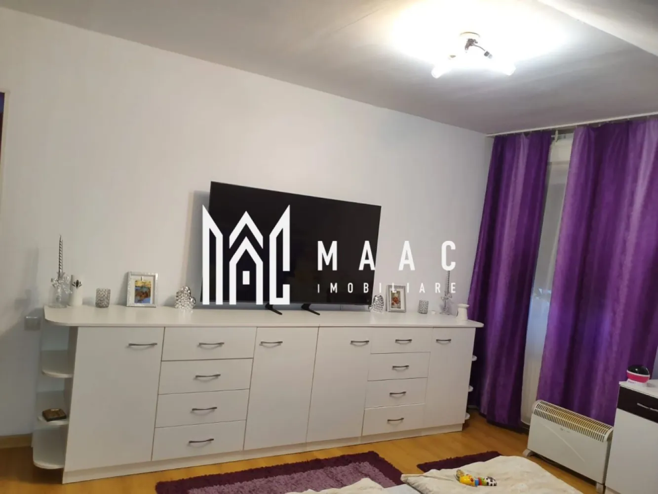 Apartament 3 Camere I Decomandat I Loc Parcare I Selimbar - Se oferă spre vânzare un apartament spațios cu 3 camere decomandate, situat la etajul 2 din 2 al unei case-tip vilă din Șelimbăr, într-un imobil exclusivist cu doar 3 apartamente – câte unul pe fiecare nivel.

Această proprietate oferă un nivel ridicat de intimitate, confort și funcționalitate, fiind ideală pentru familii sau pentru cei care caută un stil de locuire superior față de apartamentele clasice.

Caracteristici:
3 camere decomandate
Etaj 2 din 2
Complet mobilat și utilat
Loc de parcare inclus
Compartimentare practică și generoasă
Spațiu suplimentar de aproximativ 40 mp situat în pod – ideal pentru depozitare, hobby sau amenajare ulterioară

Avantaje:
Disponibil imediat
Doar 3 apartamente în întregul imobil
Intimitate sporită și atmosferă de tip rezidențial premium
Costuri reduse comparativ cu o casă individuală
Potrivit atât pentru locuire proprie, cât și pentru investiție
Zonă liniștită, în continuă dezvoltare

Localizare:
Șelimbăr
Acces rapid către Sibiu, centre comerciale, școli și alte facilități importante

O proprietate rară, ce combină avantajele unei case cu eficiența unui apartament modern, oferind spațiu suplimentar, confort și exclusivitate.

Pentru informati si vizionari: CP3064666