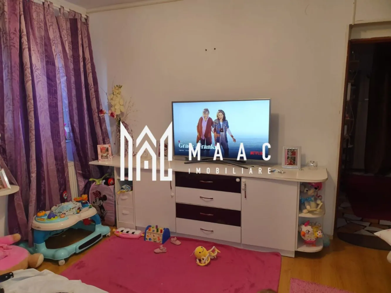 Apartament 3 Camere I Decomandat I Loc Parcare I Selimbar - Se oferă spre vânzare un apartament spațios cu 3 camere decomandate, situat la etajul 2 din 2 al unei case-tip vilă din Șelimbăr, într-un imobil exclusivist cu doar 3 apartamente – câte unul pe fiecare nivel.

Această proprietate oferă un nivel ridicat de intimitate, confort și funcționalitate, fiind ideală pentru familii sau pentru cei care caută un stil de locuire superior față de apartamentele clasice.

Caracteristici:
3 camere decomandate
Etaj 2 din 2
Complet mobilat și utilat
Loc de parcare inclus
Compartimentare practică și generoasă
Spațiu suplimentar de aproximativ 40 mp situat în pod – ideal pentru depozitare, hobby sau amenajare ulterioară

Avantaje:
Disponibil imediat
Doar 3 apartamente în întregul imobil
Intimitate sporită și atmosferă de tip rezidențial premium
Costuri reduse comparativ cu o casă individuală
Potrivit atât pentru locuire proprie, cât și pentru investiție
Zonă liniștită, în continuă dezvoltare

Localizare:
Șelimbăr
Acces rapid către Sibiu, centre comerciale, școli și alte facilități importante

O proprietate rară, ce combină avantajele unei case cu eficiența unui apartament modern, oferind spațiu suplimentar, confort și exclusivitate.

Pentru informati si vizionari: CP3064666