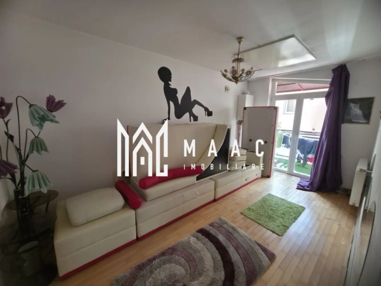 Apartament 4 Camere I Decomandat I Loc Parcare I Selimbar - Se oferă spre vânzare un apartament spațios cu 4 camere decomandate, situat la etajul 1 din 2 al unei case-tip vilă din Șelimbăr, într-un imobil exclusivist cu doar 3 apartamente – câte unul pe fiecare nivel.

Această proprietate oferă intimitate, confort și spațiu generos, fiind alegerea ideală pentru familii sau pentru cei care caută o alternativă premium la apartamentele clasice.

Compartimentare și dotări:
4 camere decomandate
2 băi
Bucătărie complet echipată
Spații multiple de depozitare
2 balcoane
Loc de parcare inclus
Se vinde complet mobilat și utilat

Avantaje:
Disponibil imediat
Doar 3 apartamente în întregul imobil – intimitate sporită
Etaj 1 – poziție ideală
Compartimentare excelentă pentru familie
Zonă liniștită, apreciată și în continuă dezvoltare
Costuri reduse și confort superior față de blocurile convenționale

Localizare:
Șelimbăr
Acces rapid către Sibiu, centre comerciale, școli și facilități urbane

O proprietate rară, ce combină avantajele unei case cu beneficiile unui apartament modern, oferind spațiu, confort și exclusivitate.

Pentru informati si vizionari: CP3064586