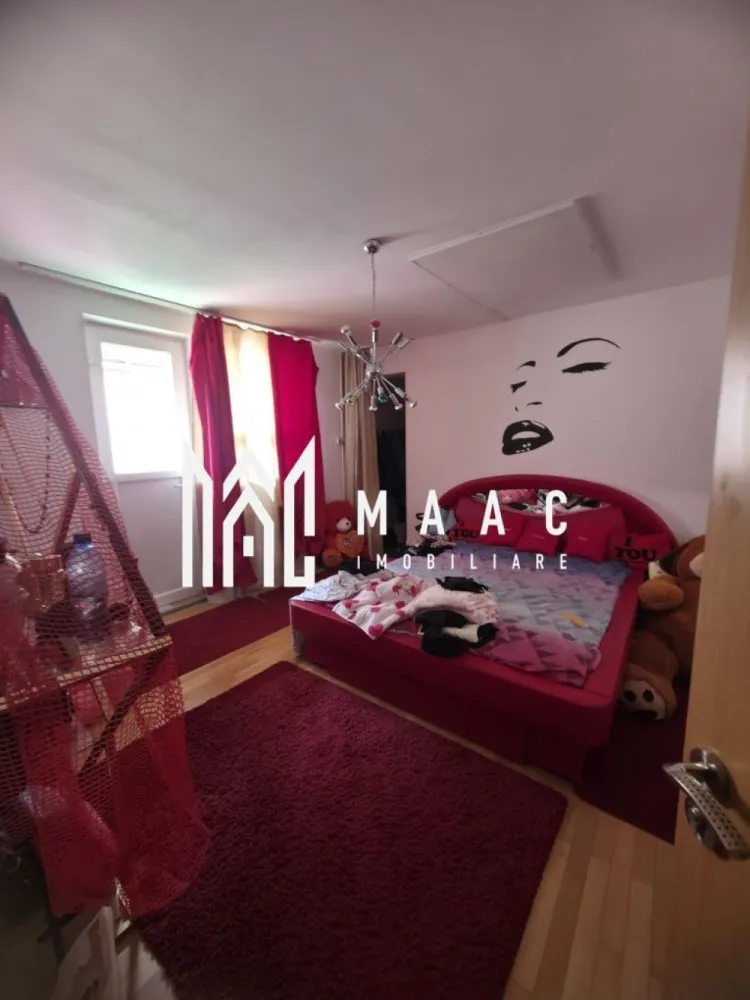 Apartament 4 Camere I Decomandat I Loc Parcare I Selimbar - Se oferă spre vânzare un apartament spațios cu 4 camere decomandate, situat la etajul 1 din 2 al unei case-tip vilă din Șelimbăr, într-un imobil exclusivist cu doar 3 apartamente – câte unul pe fiecare nivel.

Această proprietate oferă intimitate, confort și spațiu generos, fiind alegerea ideală pentru familii sau pentru cei care caută o alternativă premium la apartamentele clasice.

Compartimentare și dotări:
4 camere decomandate
2 băi
Bucătărie complet echipată
Spații multiple de depozitare
2 balcoane
Loc de parcare inclus
Se vinde complet mobilat și utilat

Avantaje:
Disponibil imediat
Doar 3 apartamente în întregul imobil – intimitate sporită
Etaj 1 – poziție ideală
Compartimentare excelentă pentru familie
Zonă liniștită, apreciată și în continuă dezvoltare
Costuri reduse și confort superior față de blocurile convenționale

Localizare:
Șelimbăr
Acces rapid către Sibiu, centre comerciale, școli și facilități urbane

O proprietate rară, ce combină avantajele unei case cu beneficiile unui apartament modern, oferind spațiu, confort și exclusivitate.

Pentru informati si vizionari: CP3064586