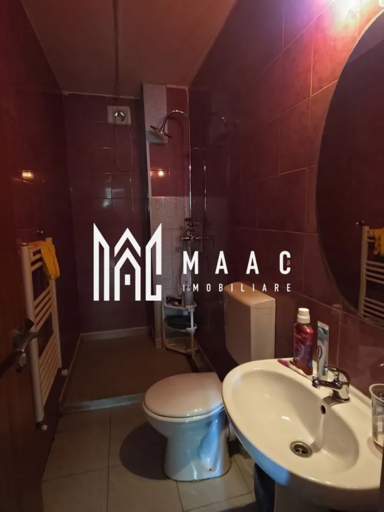 Apartament 4 Camere I Decomandat I Loc Parcare I Selimbar - Se oferă spre vânzare un apartament spațios cu 4 camere decomandate, situat la etajul 1 din 2 al unei case-tip vilă din Șelimbăr, într-un imobil exclusivist cu doar 3 apartamente – câte unul pe fiecare nivel.

Această proprietate oferă intimitate, confort și spațiu generos, fiind alegerea ideală pentru familii sau pentru cei care caută o alternativă premium la apartamentele clasice.

Compartimentare și dotări:
4 camere decomandate
2 băi
Bucătărie complet echipată
Spații multiple de depozitare
2 balcoane
Loc de parcare inclus
Se vinde complet mobilat și utilat

Avantaje:
Disponibil imediat
Doar 3 apartamente în întregul imobil – intimitate sporită
Etaj 1 – poziție ideală
Compartimentare excelentă pentru familie
Zonă liniștită, apreciată și în continuă dezvoltare
Costuri reduse și confort superior față de blocurile convenționale

Localizare:
Șelimbăr
Acces rapid către Sibiu, centre comerciale, școli și facilități urbane

O proprietate rară, ce combină avantajele unei case cu beneficiile unui apartament modern, oferind spațiu, confort și exclusivitate.

Pentru informati si vizionari: CP3064586
