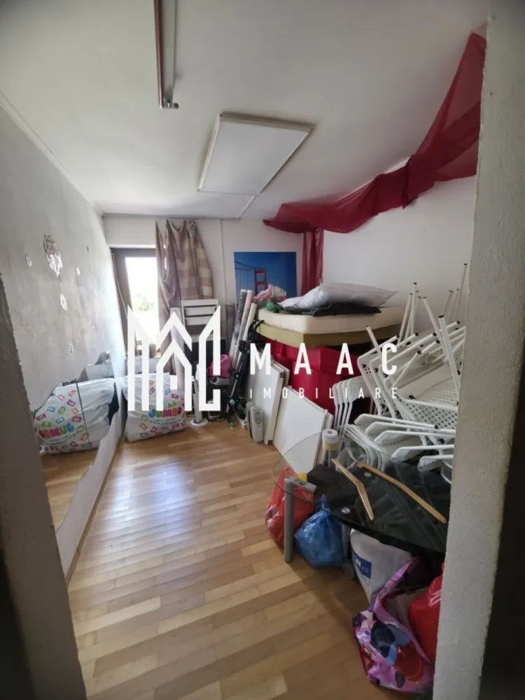 Apartament 4 Camere I Decomandat I Loc Parcare I Selimbar - Se oferă spre vânzare un apartament spațios cu 4 camere decomandate, situat la etajul 1 din 2 al unei case-tip vilă din Șelimbăr, într-un imobil exclusivist cu doar 3 apartamente – câte unul pe fiecare nivel.

Această proprietate oferă intimitate, confort și spațiu generos, fiind alegerea ideală pentru familii sau pentru cei care caută o alternativă premium la apartamentele clasice.

Compartimentare și dotări:
4 camere decomandate
2 băi
Bucătărie complet echipată
Spații multiple de depozitare
2 balcoane
Loc de parcare inclus
Se vinde complet mobilat și utilat

Avantaje:
Disponibil imediat
Doar 3 apartamente în întregul imobil – intimitate sporită
Etaj 1 – poziție ideală
Compartimentare excelentă pentru familie
Zonă liniștită, apreciată și în continuă dezvoltare
Costuri reduse și confort superior față de blocurile convenționale

Localizare:
Șelimbăr
Acces rapid către Sibiu, centre comerciale, școli și facilități urbane

O proprietate rară, ce combină avantajele unei case cu beneficiile unui apartament modern, oferind spațiu, confort și exclusivitate.

Pentru informati si vizionari: CP3064586