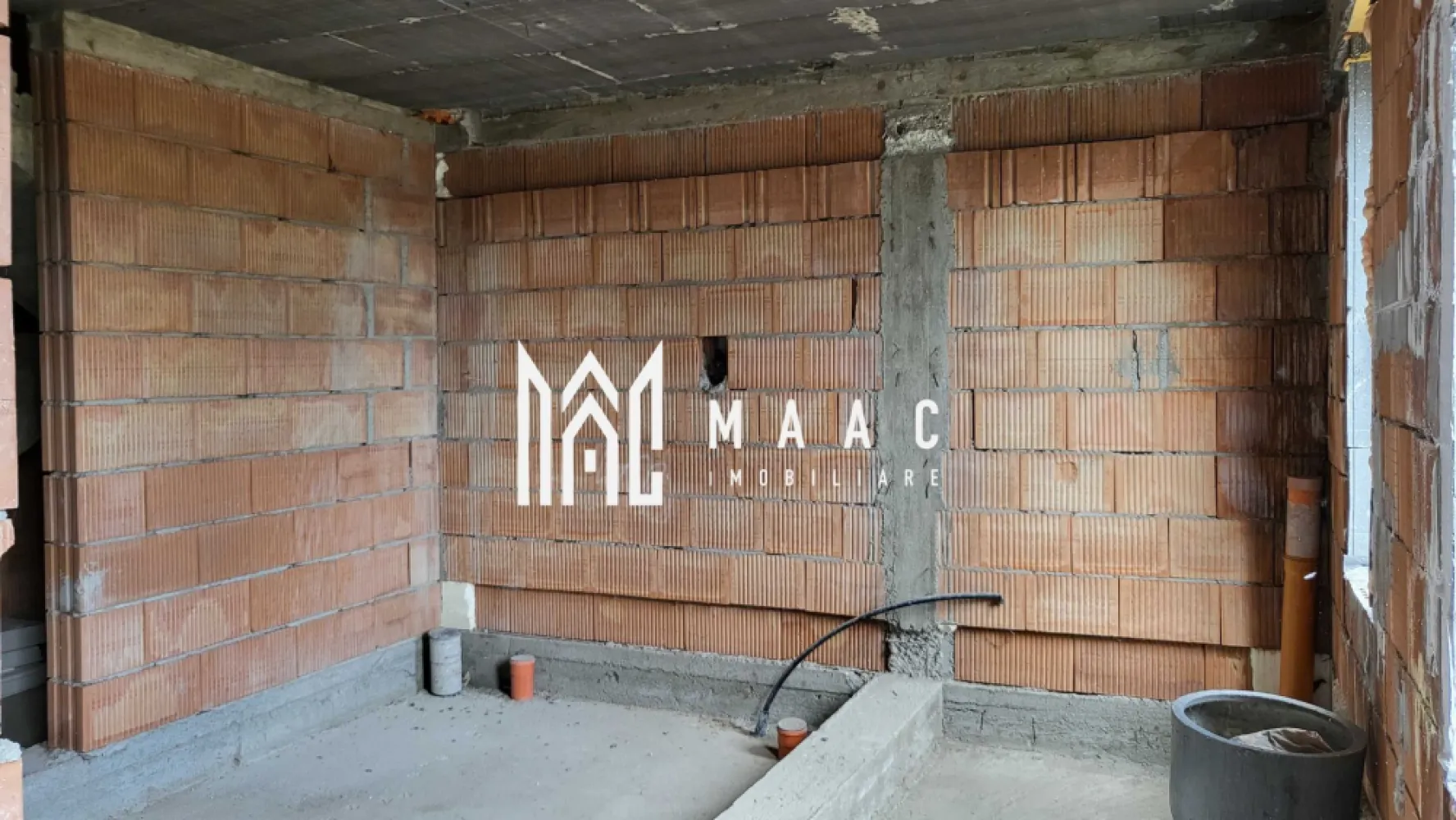 Casa Duplex | 90 MPU | Teren 350 MP | Sura Mica - MAAC Imobiliare vă propune spre vânzare o casă tip duplex, ideală pentru o familie care caută confort, compartimentare eficientă și spații generoase. Caracteristici principale: Suprafață teren: 350 mp Amprentă la sol: 90 mp Regim de înălțime: Parter + Etaj 1 + Pod Compartimentare: 4 dormitoare (fiecare cu baie proprie și dressing) Living spațios Bucătărie WC de oaspeți Terasă Grădină mică amenajată Loc de parcare mare în fața casei Avantaje: Compartimentare practică și modernă Fiecare dormitor beneficiază de intimitate și spațiu propriu Zonă rezidențială liniștită, cu acces facil către punctele de interes Pentru mai multe detalii sau pentru a programa o vizionare, vă rugăm să ne contactați. Specificați ID-ul CP2613018. }}