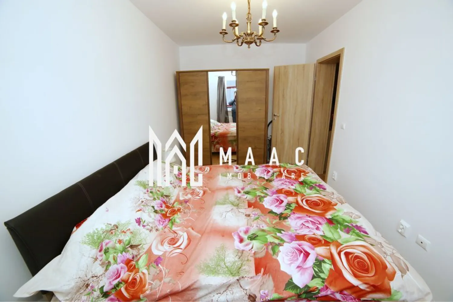 Apartament 2 Camere I Balcon I Loc Parcare I Magnolia - Vand apartment nou 2 camere, utilat si mobilat modern gata pentru a fi locuit situat la etaj intermediar, direct de la proprietar.
Apartamentul este calduros si insorit, an de constructie 2021. Suprafata utila este 43mp la care se adauga un balcon generos .
Apartamentul beneficiaza de loc de parcare propriu, cu CF
Pentru mai multe detaili puteti sa ma contactati la nr. 07******87
In apropriere exista magazine, statie de autobuz care leaga cartierul cu centrul orasului,gara si zona industriala vest.
Cartierul este linistit cu spatii de joaca pentru copii si zona verde.

Se oferă spre vânzare un apartament modern cu 2 camere, situat într-un imobil nou, construit în anul 2021, amplasat într-un cartier liniștit, cu acces facil către oraș.

Locuința este complet mobilată și utilată, pregătită pentru mutare imediată, fiind ideală atât pentru locuit, cât și pentru investiție.

Caracteristici:
Suprafață utilă: 43 mp
Balcon generos
Etaj intermediar
Complet mobilat și utilat modern
Apartament luminos, călduros și bine întreținut
Loc de parcare propriu, cu CF inclus

Avantaje:
Construcție nouă (2021)
Mutare imediată, fără investiții suplimentare
Ideal pentru locuință proprie sau închiriere
Costuri reduse de întreținere
Compartimentare eficientă și spațiu bine optimizat

Localizare:

În apropiere de magazine
Stație de autobuz cu legături rapide către centrul orașului, gară și zona industrială vest
Cartier liniștit, cu spații verzi și locuri de joacă pentru copii

O proprietate modernă, complet pregătită pentru noul proprietar, ce oferă confort, accesibilitate și siguranța unei investiții într-un imobil nou.

Pentru informati si vizionari: CP3064502