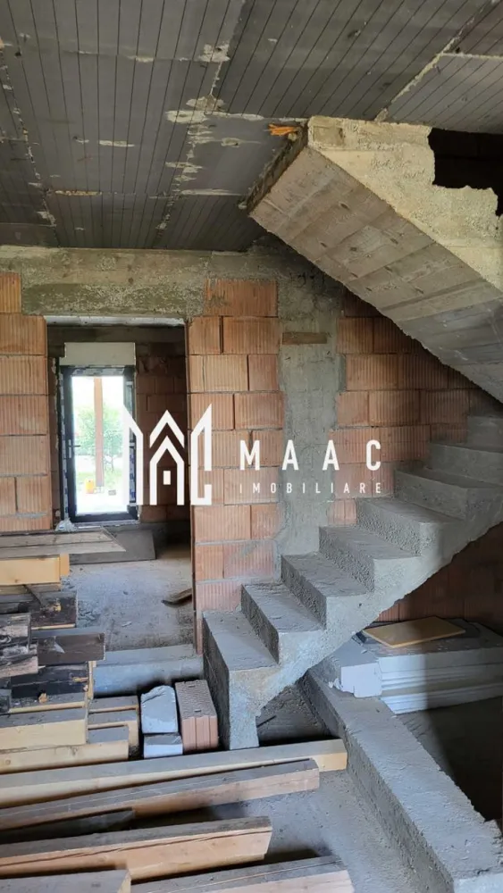 Casa Duplex | 90 MPU | Teren 350 MP | Sura Mica - MAAC Imobiliare vă propune spre vânzare o casă tip duplex, ideală pentru o familie care caută confort, compartimentare eficientă și spații generoase. Caracteristici principale: Suprafață teren: 350 mp Amprentă la sol: 90 mp Regim de înălțime: Parter + Etaj 1 + Pod Compartimentare: 4 dormitoare (fiecare cu baie proprie și dressing) Living spațios Bucătărie WC de oaspeți Terasă Grădină mică amenajată Loc de parcare mare în fața casei Avantaje: Compartimentare practică și modernă Fiecare dormitor beneficiază de intimitate și spațiu propriu Zonă rezidențială liniștită, cu acces facil către punctele de interes Pentru mai multe detalii sau pentru a programa o vizionare, vă rugăm să ne contactați. Specificați ID-ul CP2613018. }}