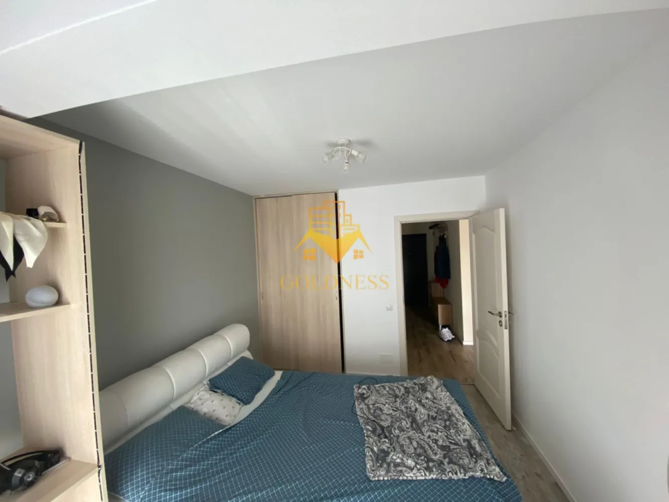2 camere, Parcare, Zona Vivo Mall, Amethyst, Metro, Momax, Floresti - GOLDNESS Imobiliare vă propune spre închiriere un apartament cu 2 camere complet mobilat și utilat, la etajul 2 într-un imobil de 7 etaje, situat în Floresti.
Dispune de loc de parcare in subteran!
Se află în apropierea stațiilor de transport în comun, magazine, restaurante, spații verzi, farmacii, vivo mall etc. 

Apartamentul este compartimentat astfel:
 - living cu canapea extensibila, masuta de cafea, comoda si tv.
 - dormitor cu pat matrimonial, dressing, noptiere.
 - bucatarie complet utilată și mobilată, loc de servit masa.
 - baie cu cabina de dusși dulap pentru depozitare.
 - terasa de 22 mp.

Imobilul este dotat cu toate cele necesare- centrală proprie, frigider, plita electrica, hotă, mașină de spălat haine, masina de spalat vase etc. 

Dacă sunteți interesați de acest apartament și doriți să îl vizionați, dar și pentru alte oferte nu ezitați să ne contactați telefonic sau prin e-mail. Vă stăm la dispoziție!
Pentru intermediere se percepe un comision de 50% din prețul chiriei!