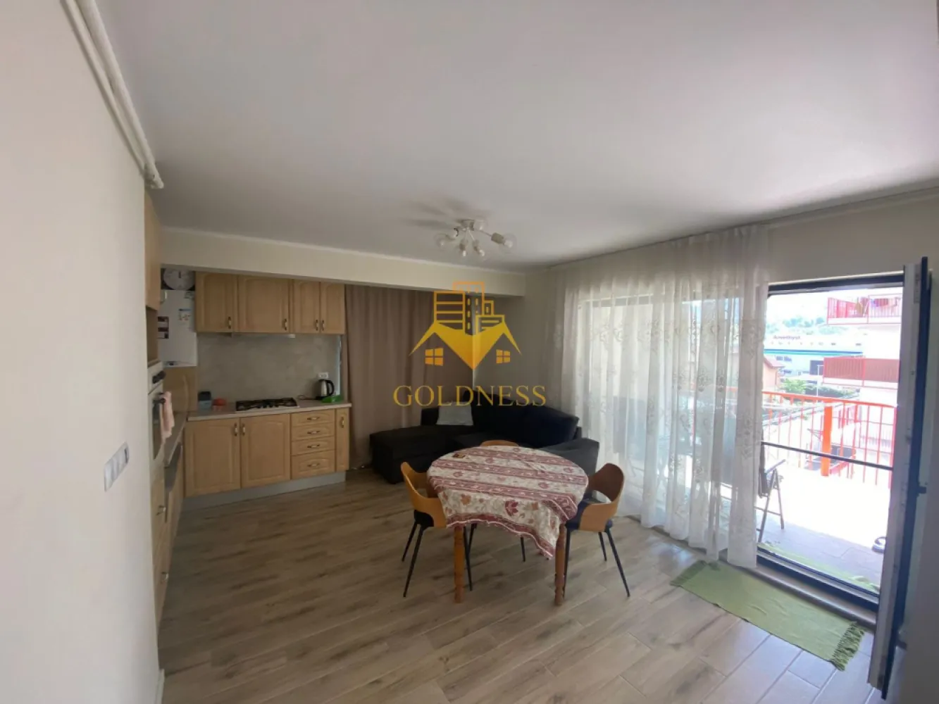2 camere, Parcare, Zona Vivo Mall, Amethyst, Metro, Momax, Floresti - GOLDNESS Imobiliare vă propune spre închiriere un apartament cu 2 camere complet mobilat și utilat, la etajul 2 într-un imobil de 7 etaje, situat în Floresti.
Dispune de loc de parcare in subteran!
Se află în apropierea stațiilor de transport în comun, magazine, restaurante, spații verzi, farmacii, vivo mall etc. 

Apartamentul este compartimentat astfel:
 - living cu canapea extensibila, masuta de cafea, comoda si tv.
 - dormitor cu pat matrimonial, dressing, noptiere.
 - bucatarie complet utilată și mobilată, loc de servit masa.
 - baie cu cabina de dusși dulap pentru depozitare.
 - terasa de 22 mp.

Imobilul este dotat cu toate cele necesare- centrală proprie, frigider, plita electrica, hotă, mașină de spălat haine, masina de spalat vase etc. 

Dacă sunteți interesați de acest apartament și doriți să îl vizionați, dar și pentru alte oferte nu ezitați să ne contactați telefonic sau prin e-mail. Vă stăm la dispoziție!
Pentru intermediere se percepe un comision de 50% din prețul chiriei!