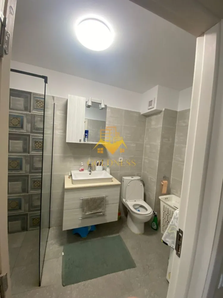 2 camere, Parcare, Zona Vivo Mall, Amethyst, Metro, Momax, Floresti - GOLDNESS Imobiliare vă propune spre închiriere un apartament cu 2 camere complet mobilat și utilat, la etajul 2 într-un imobil de 7 etaje, situat în Floresti.
Dispune de loc de parcare in subteran!
Se află în apropierea stațiilor de transport în comun, magazine, restaurante, spații verzi, farmacii, vivo mall etc. 

Apartamentul este compartimentat astfel:
 - living cu canapea extensibila, masuta de cafea, comoda si tv.
 - dormitor cu pat matrimonial, dressing, noptiere.
 - bucatarie complet utilată și mobilată, loc de servit masa.
 - baie cu cabina de dusși dulap pentru depozitare.
 - terasa de 22 mp.

Imobilul este dotat cu toate cele necesare- centrală proprie, frigider, plita electrica, hotă, mașină de spălat haine, masina de spalat vase etc. 

Dacă sunteți interesați de acest apartament și doriți să îl vizionați, dar și pentru alte oferte nu ezitați să ne contactați telefonic sau prin e-mail. Vă stăm la dispoziție!
Pentru intermediere se percepe un comision de 50% din prețul chiriei!