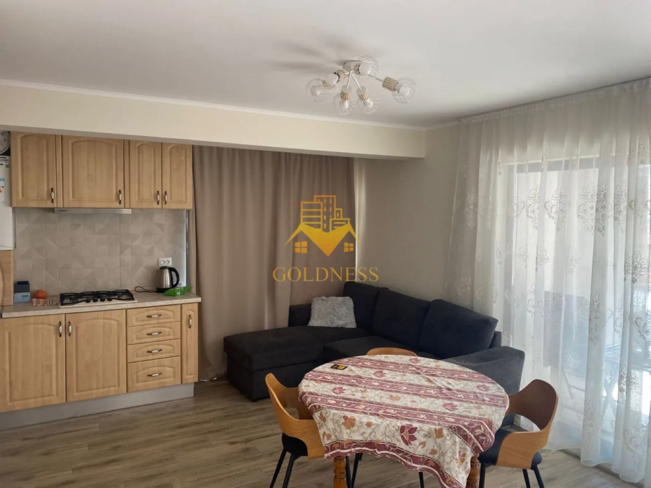 2 camere, Parcare, Zona Vivo Mall, Amethyst, Metro, Momax, Floresti - GOLDNESS Imobiliare vă propune spre închiriere un apartament cu 2 camere complet mobilat și utilat, la etajul 2 într-un imobil de 7 etaje, situat în Floresti.
Dispune de loc de parcare in subteran!
Se află în apropierea stațiilor de transport în comun, magazine, restaurante, spații verzi, farmacii, vivo mall etc. 

Apartamentul este compartimentat astfel:
 - living cu canapea extensibila, masuta de cafea, comoda si tv.
 - dormitor cu pat matrimonial, dressing, noptiere.
 - bucatarie complet utilată și mobilată, loc de servit masa.
 - baie cu cabina de dusși dulap pentru depozitare.
 - terasa de 22 mp.

Imobilul este dotat cu toate cele necesare- centrală proprie, frigider, plita electrica, hotă, mașină de spălat haine, masina de spalat vase etc. 

Dacă sunteți interesați de acest apartament și doriți să îl vizionați, dar și pentru alte oferte nu ezitați să ne contactați telefonic sau prin e-mail. Vă stăm la dispoziție!
Pentru intermediere se percepe un comision de 50% din prețul chiriei!