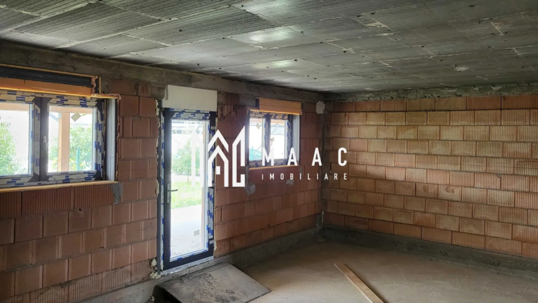 Casa Duplex | 90 MPU | Teren 350 MP | Sura Mica - MAAC Imobiliare vă propune spre vânzare o casă tip duplex, ideală pentru o familie care caută confort, compartimentare eficientă și spații generoase. Caracteristici principale: Suprafață teren: 350 mp Amprentă la sol: 90 mp Regim de înălțime: Parter + Etaj 1 + Pod Compartimentare: 4 dormitoare (fiecare cu baie proprie și dressing) Living spațios Bucătărie WC de oaspeți Terasă Grădină mică amenajată Loc de parcare mare în fața casei Avantaje: Compartimentare practică și modernă Fiecare dormitor beneficiază de intimitate și spațiu propriu Zonă rezidențială liniștită, cu acces facil către punctele de interes Pentru mai multe detalii sau pentru a programa o vizionare, vă rugăm să ne contactați. Specificați ID-ul CP2613018. }}