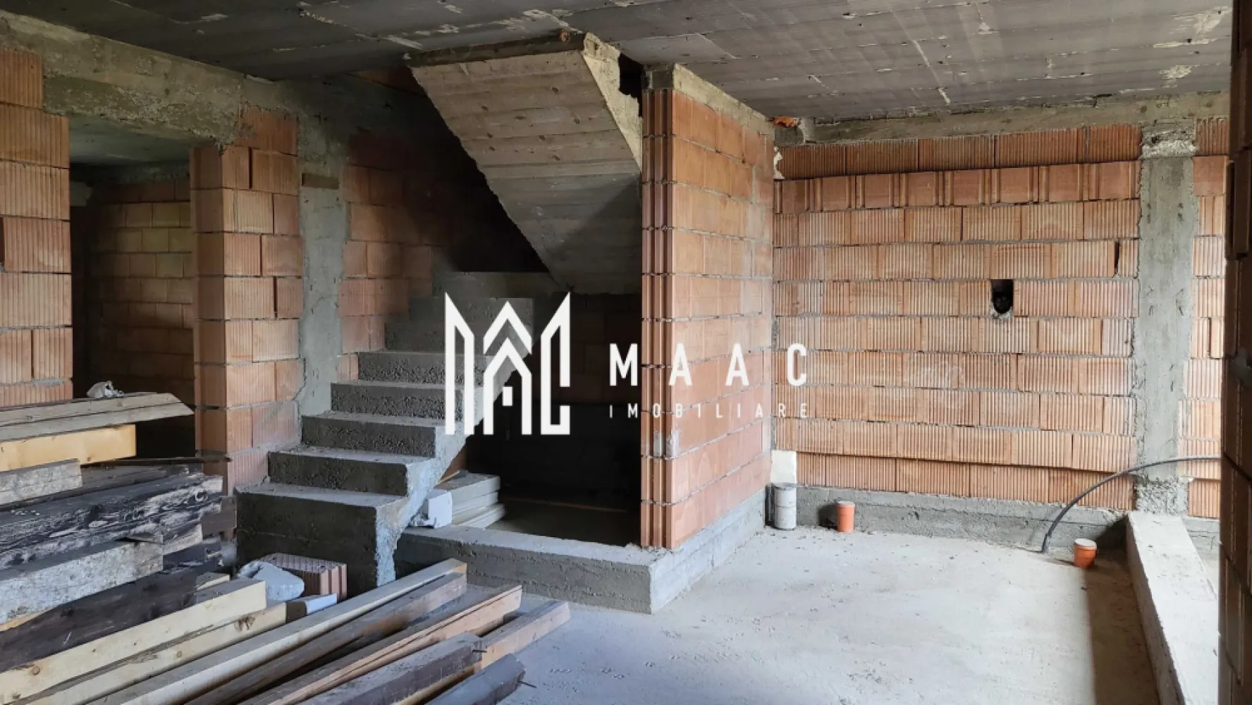 Casa Duplex | 90 MPU | Teren 350 MP | Sura Mica - MAAC Imobiliare vă propune spre vânzare o casă tip duplex, ideală pentru o familie care caută confort, compartimentare eficientă și spații generoase. Caracteristici principale: Suprafață teren: 350 mp Amprentă la sol: 90 mp Regim de înălțime: Parter + Etaj 1 + Pod Compartimentare: 4 dormitoare (fiecare cu baie proprie și dressing) Living spațios Bucătărie WC de oaspeți Terasă Grădină mică amenajată Loc de parcare mare în fața casei Avantaje: Compartimentare practică și modernă Fiecare dormitor beneficiază de intimitate și spațiu propriu Zonă rezidențială liniștită, cu acces facil către punctele de interes Pentru mai multe detalii sau pentru a programa o vizionare, vă rugăm să ne contactați. Specificați ID-ul CP2613018. }}